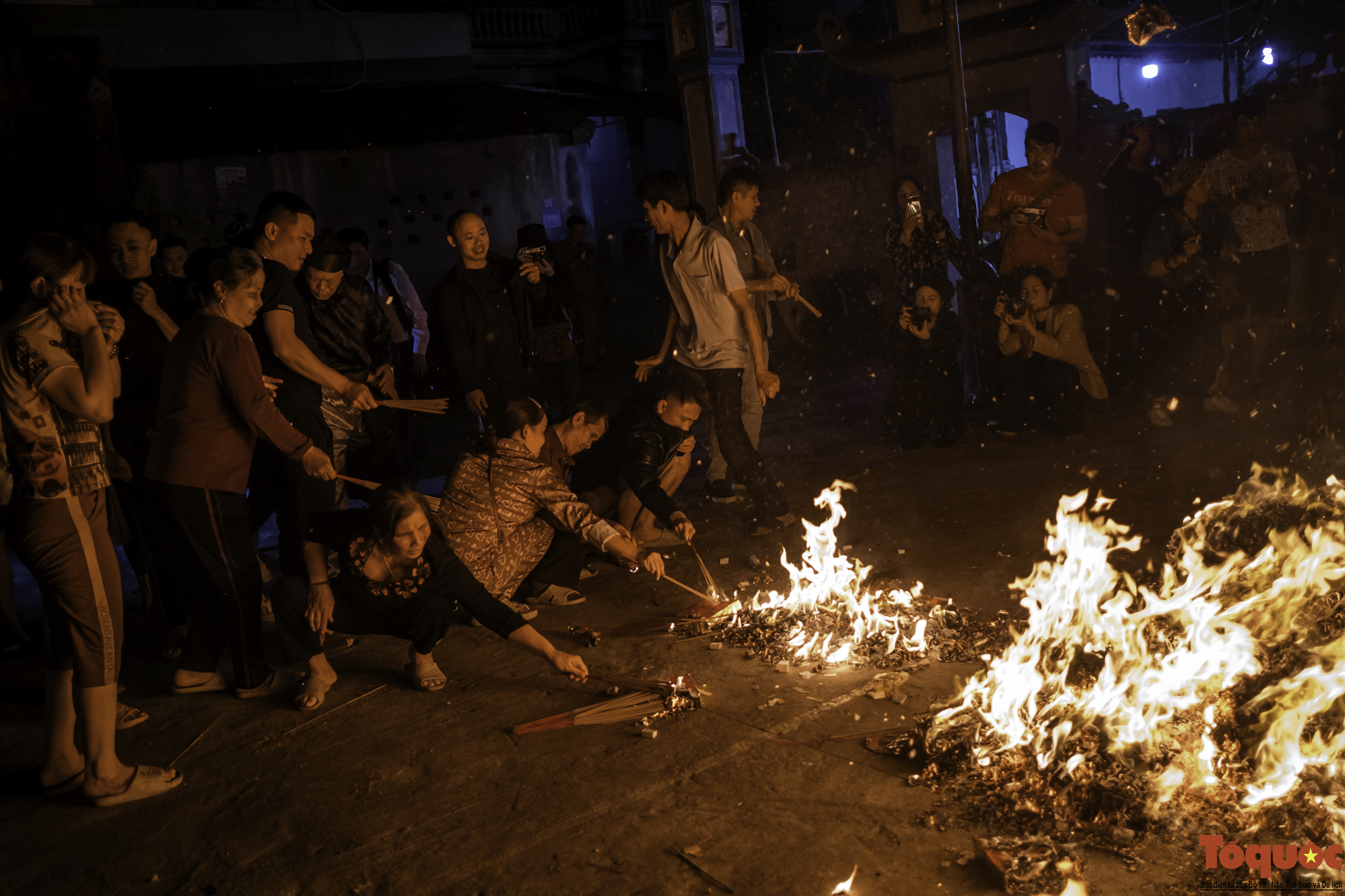 Lễ rước lửa cầu may mắn đầu năm của người dân làng An Định - Ảnh 10.