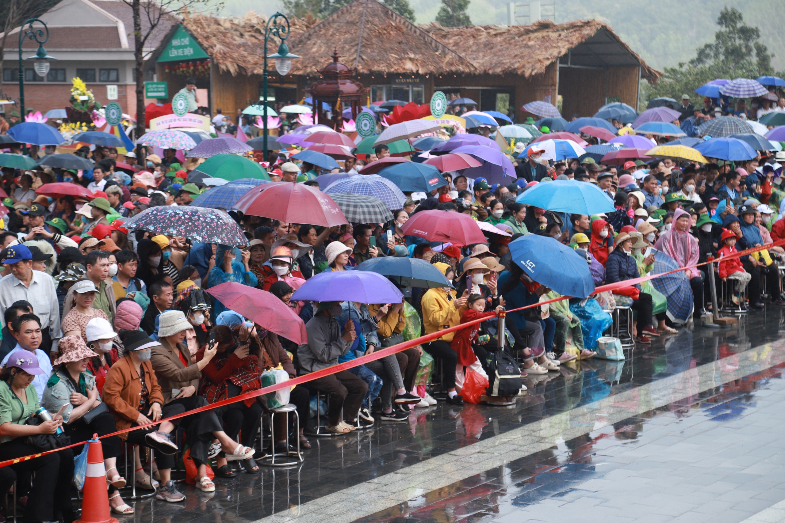 Hàng ngàn người đội mưa dự lễ hội Tây Yên Tử ở Bắc Giang - Ảnh 4.