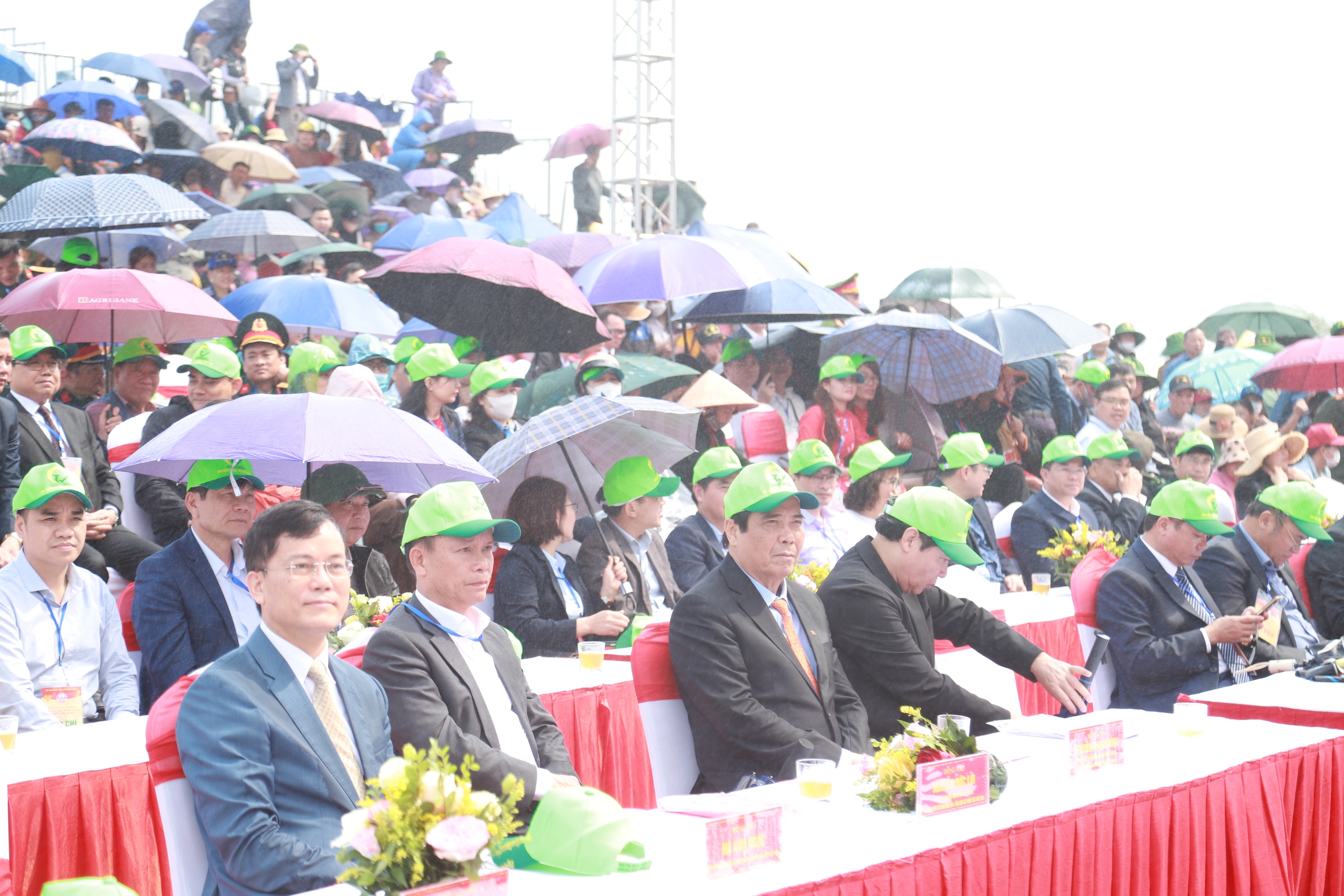 Hàng ngàn người đội mưa dự lễ hội Tây Yên Tử ở Bắc Giang - Ảnh 1.