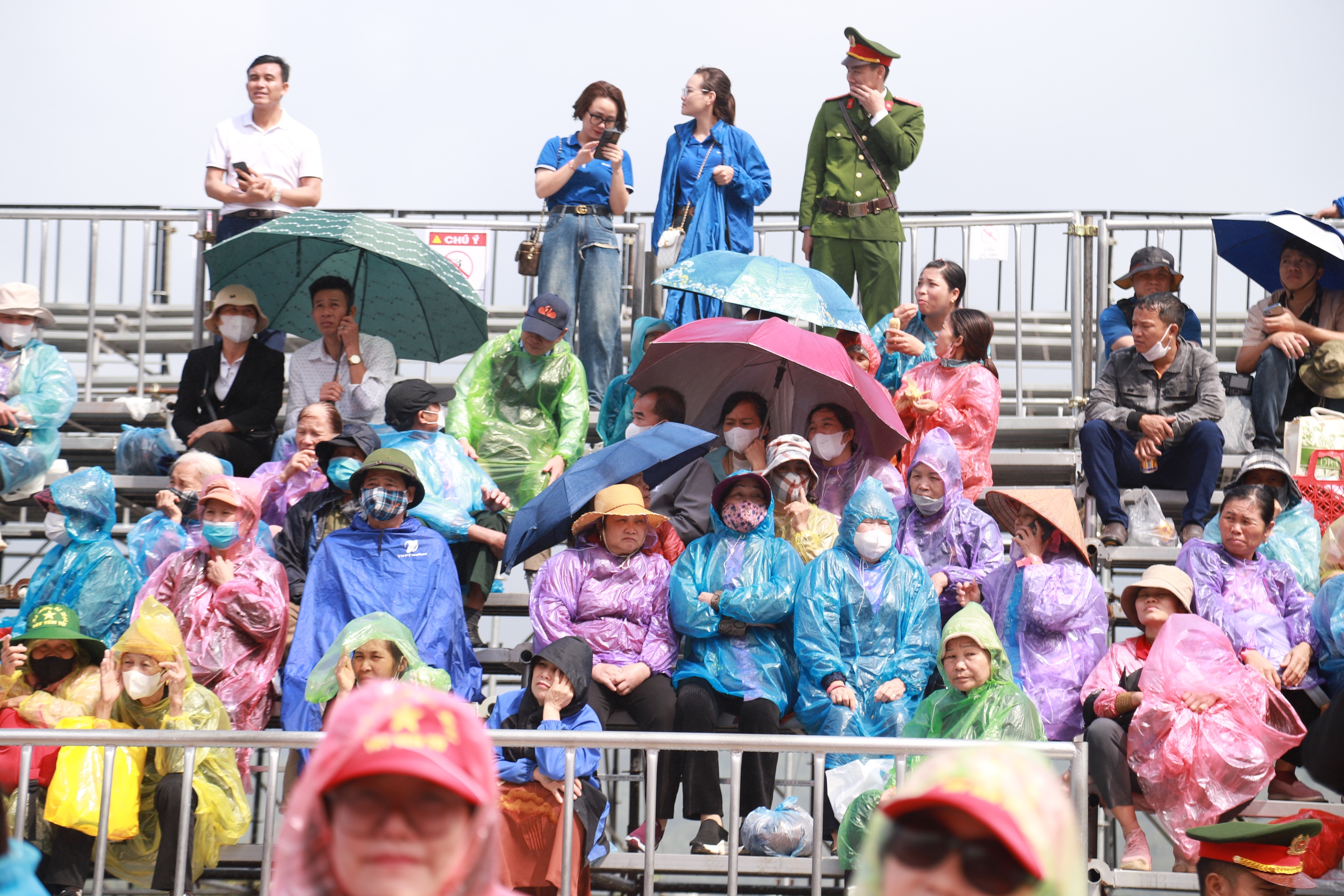 Hàng ngàn người đội mưa dự lễ hội Tây Yên Tử ở Bắc Giang - Ảnh 5.