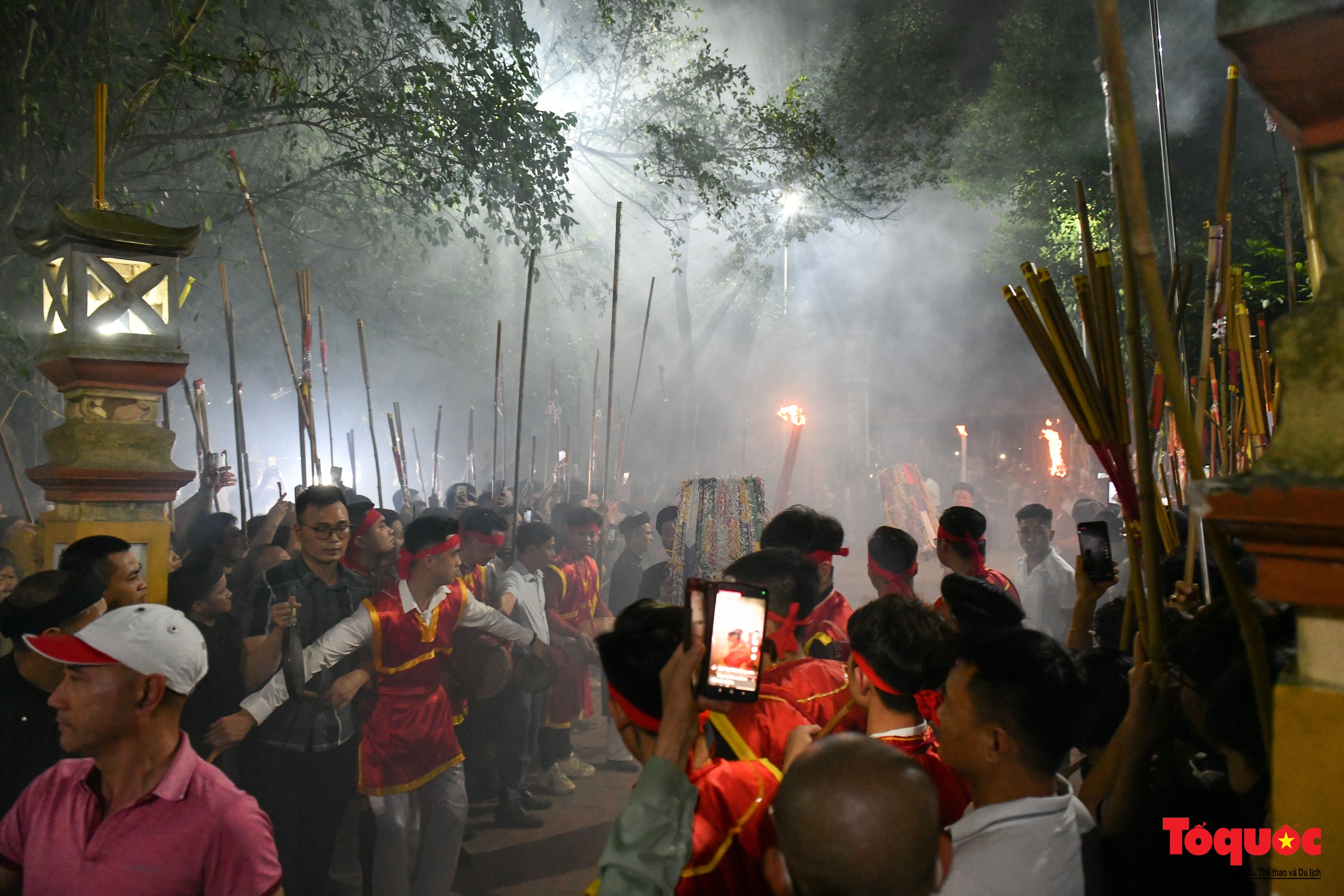 Hà Nội: Hàng trăm người tham gia xin lửa thiêng tại lăng mộ cổ lúc nửa đêm - Ảnh 21.