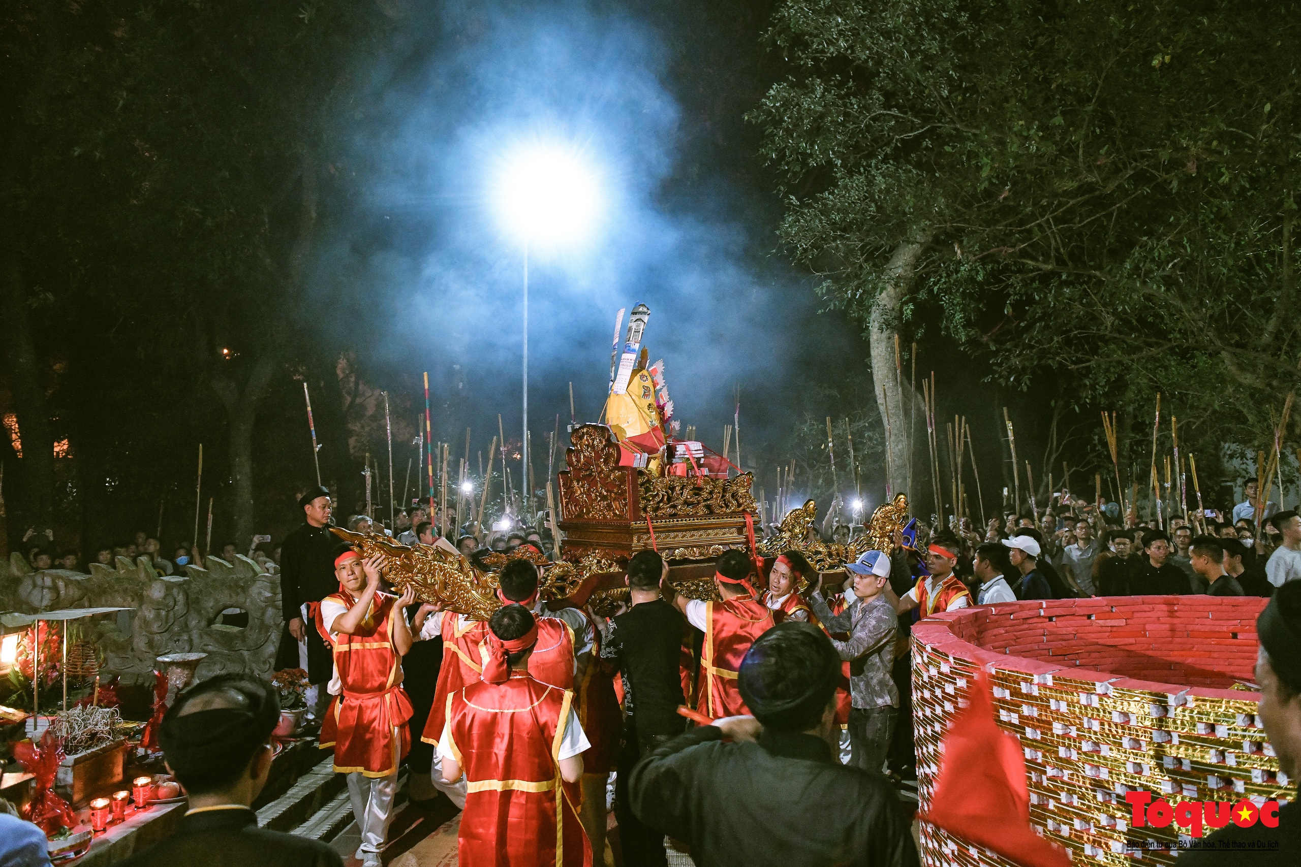 Hà Nội: Hàng trăm người tham gia xin lửa thiêng tại lăng mộ cổ lúc nửa đêm - Ảnh 2.