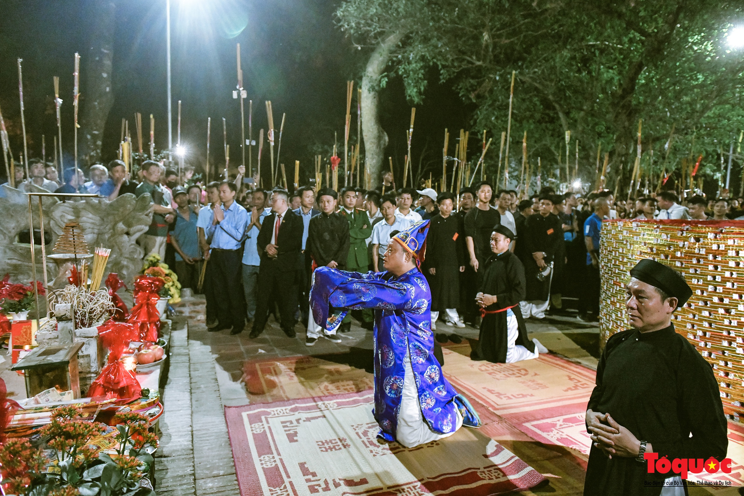 Hà Nội: Hàng trăm người tham gia xin lửa thiêng tại lăng mộ cổ lúc nửa đêm - Ảnh 5.