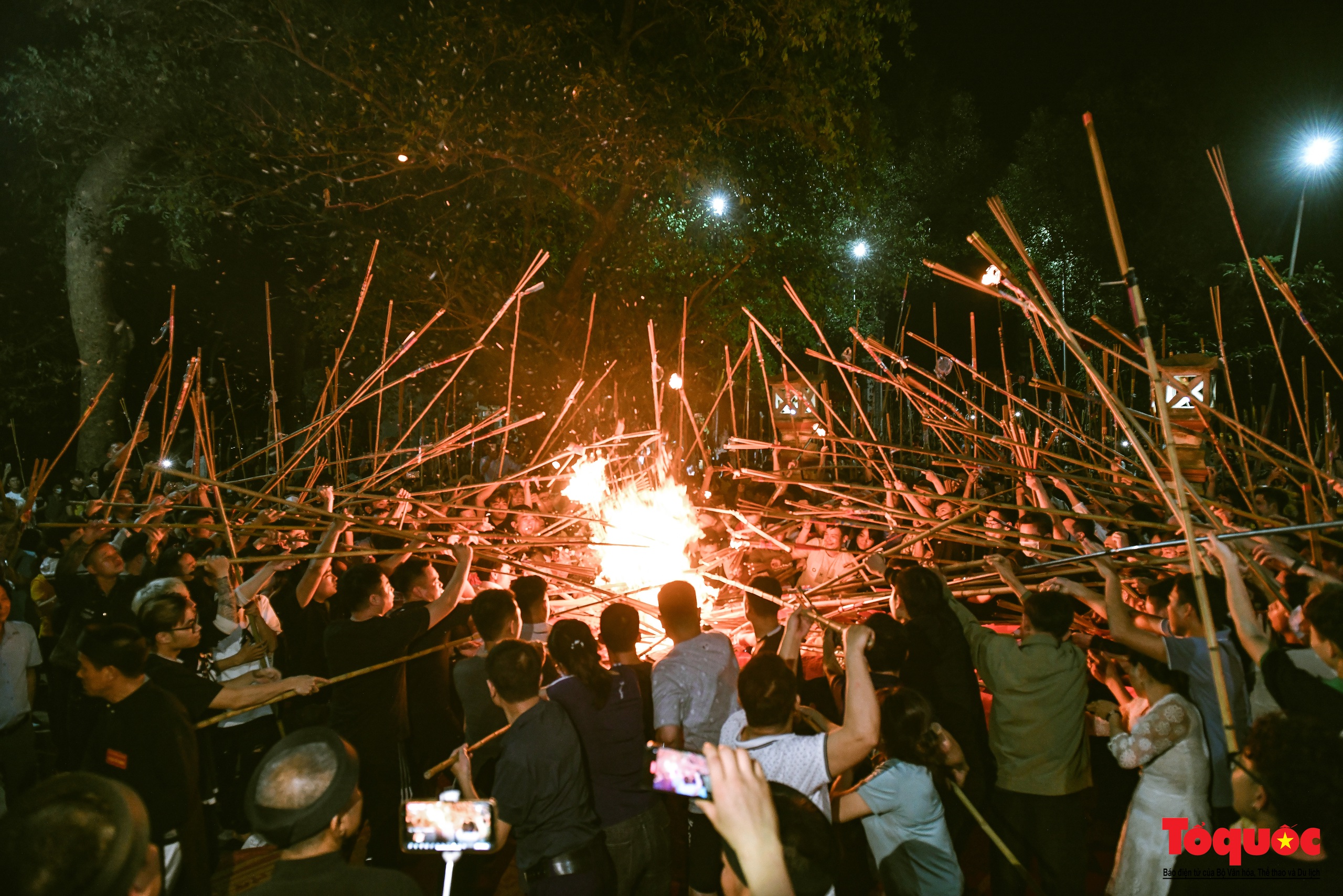 Hà Nội: Hàng trăm người tham gia xin lửa thiêng tại lăng mộ cổ lúc nửa đêm - Ảnh 12.