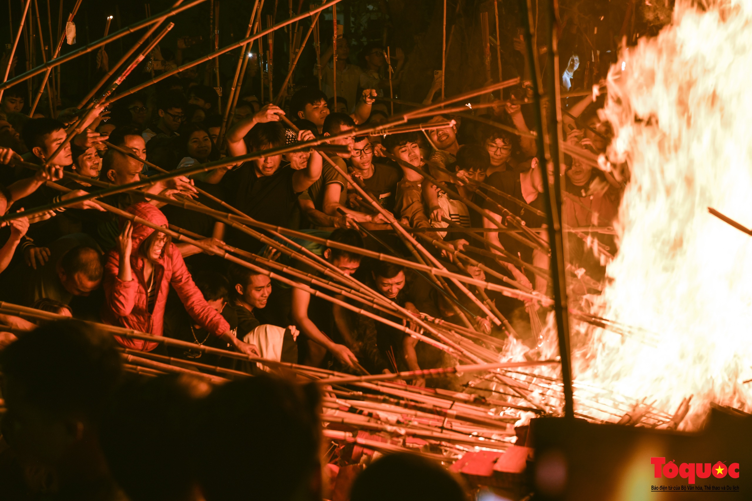 Hà Nội: Hàng trăm người tham gia xin lửa thiêng tại lăng mộ cổ lúc nửa đêm - Ảnh 14.