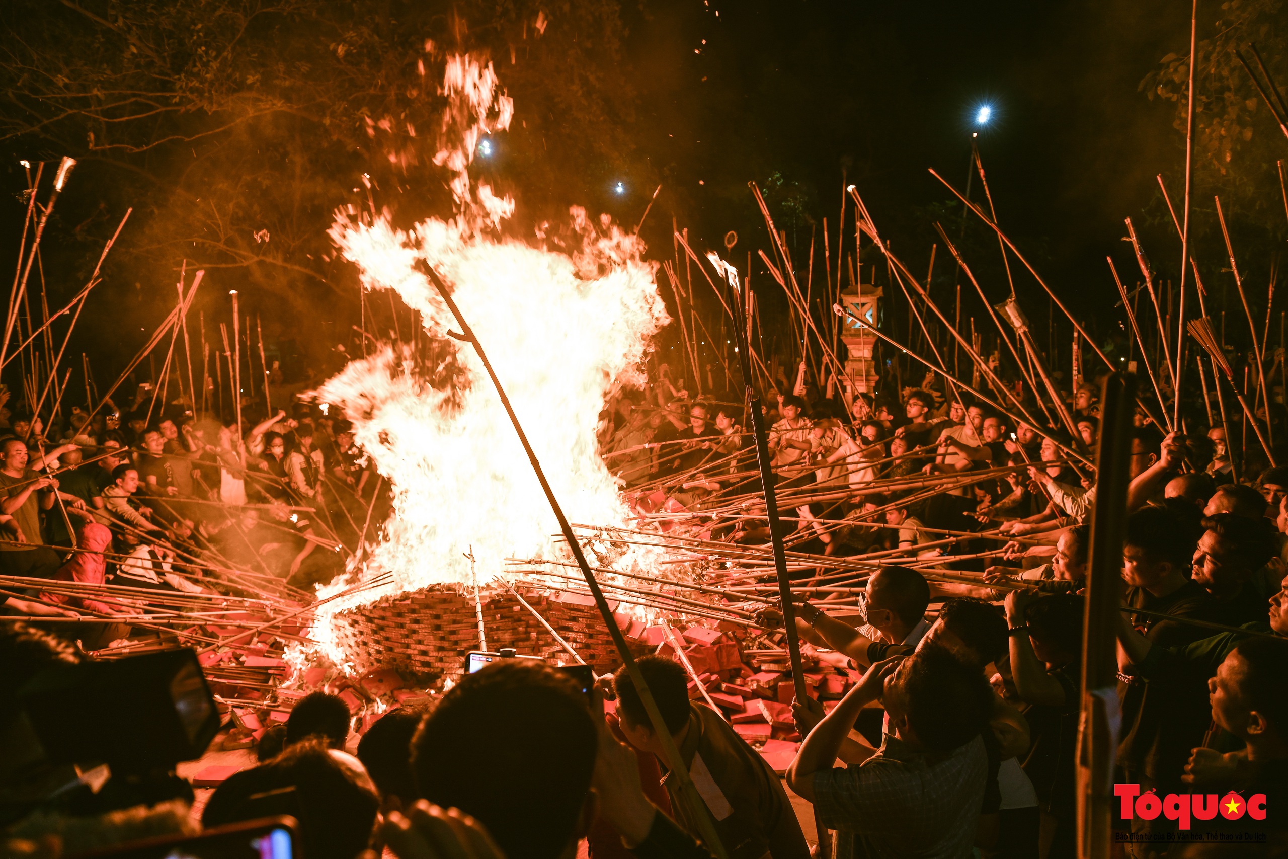 Hà Nội: Hàng trăm người tham gia xin lửa thiêng tại lăng mộ cổ lúc nửa đêm - Ảnh 13.