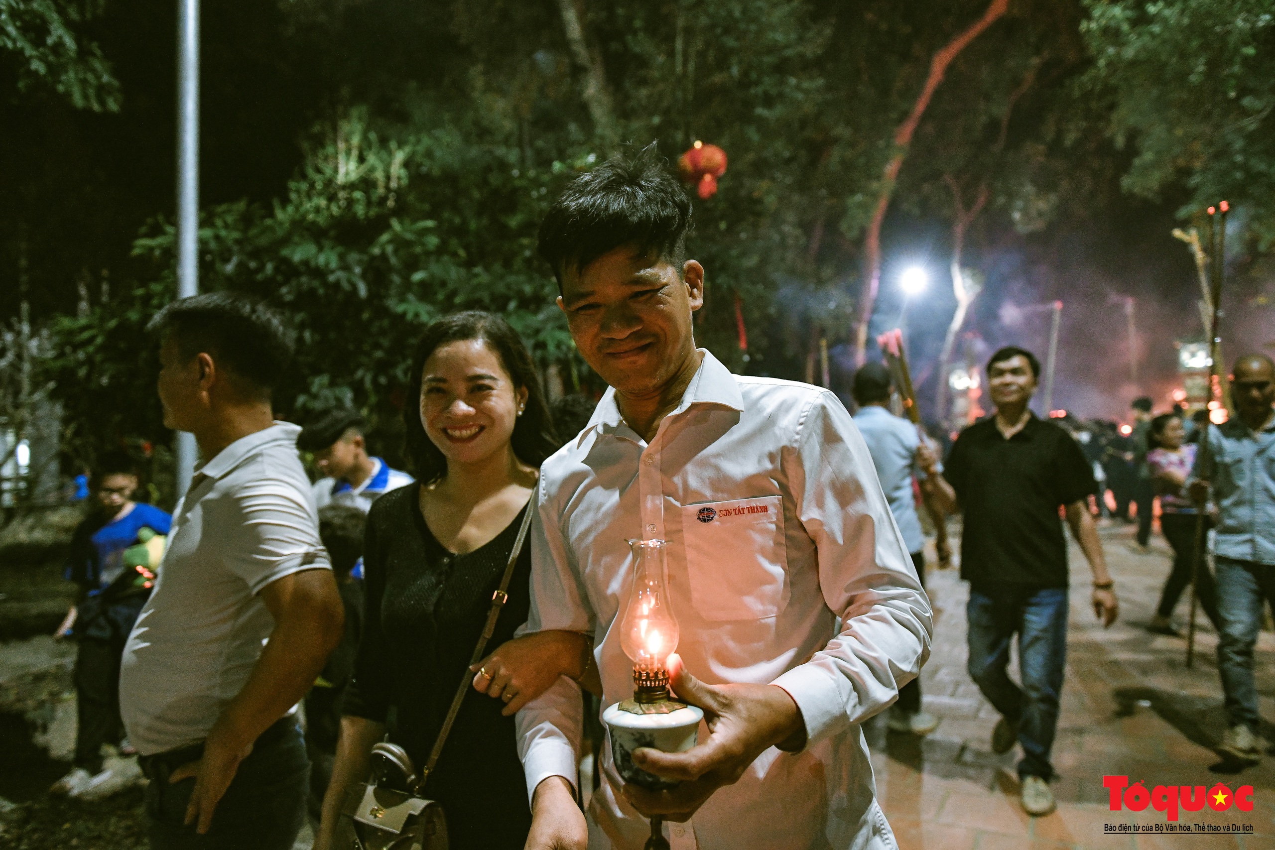 Hà Nội: Hàng trăm người tham gia xin lửa thiêng tại lăng mộ cổ lúc nửa đêm - Ảnh 19.