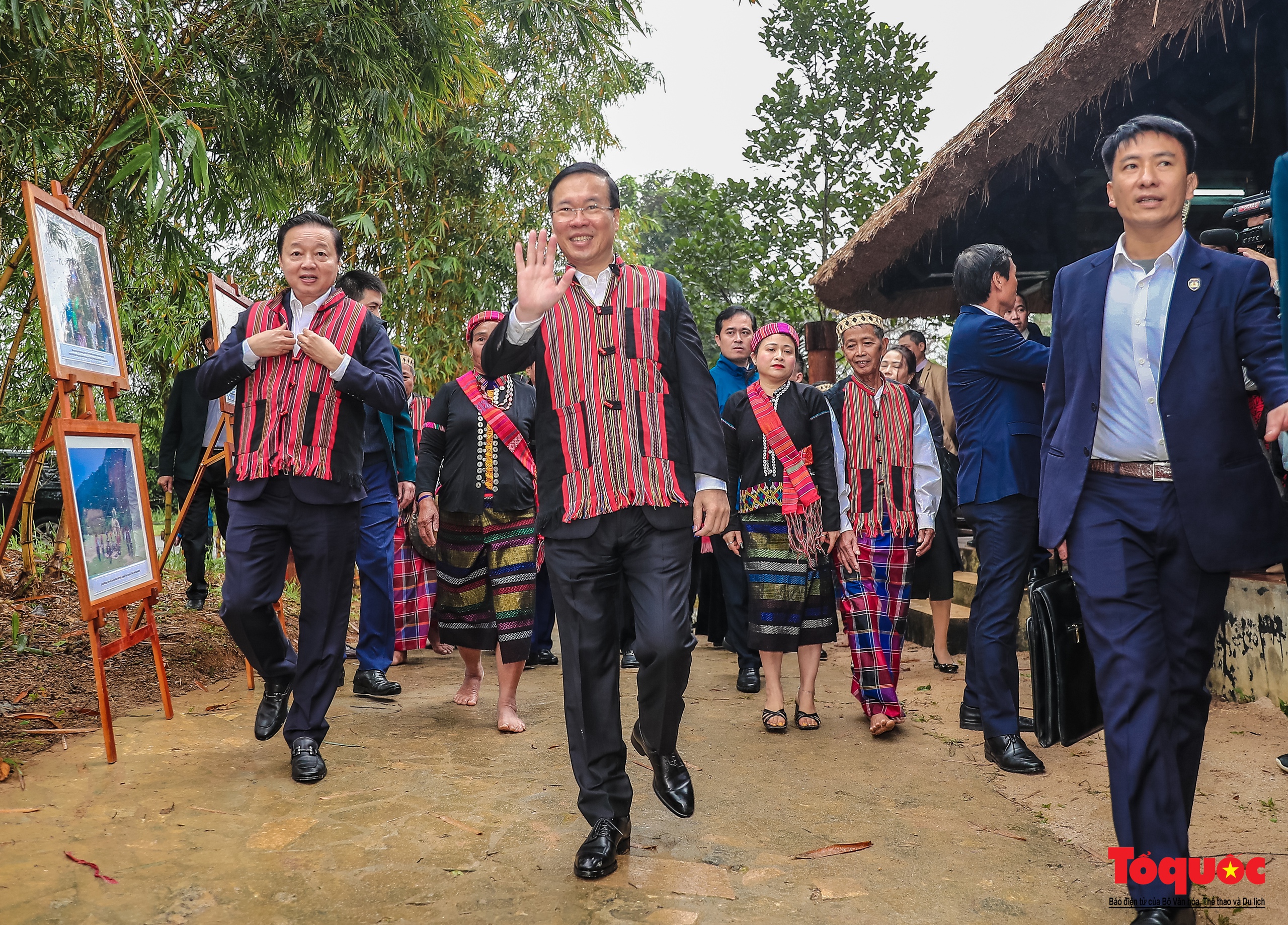 Chủ tịch nước Võ Văn Thưởng tham dự Lễ hội trỉa lúa của đồng bào dân tộc Bru-Vân Kiều - Ảnh 2.