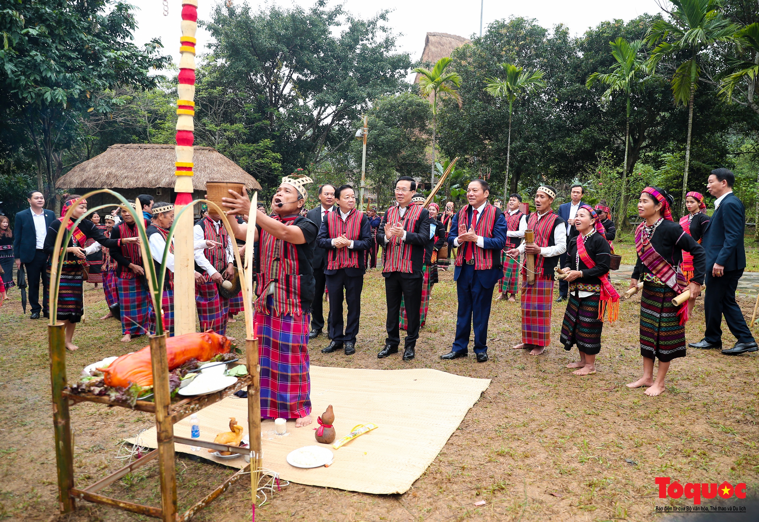 Chủ tịch nước Võ Văn Thưởng tham dự Lễ hội trỉa lúa của đồng bào dân tộc Bru-Vân Kiều - Ảnh 5.