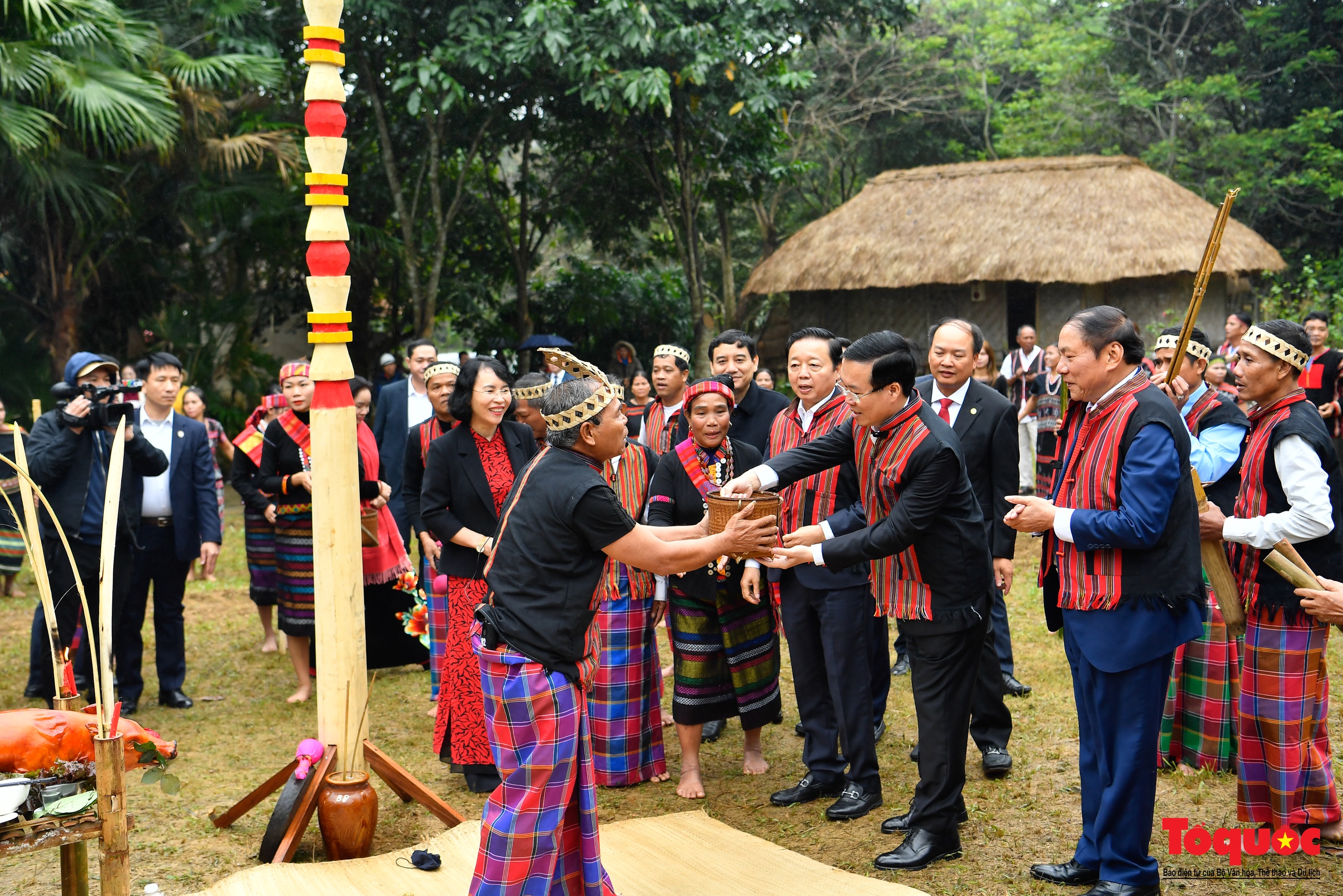 Chủ tịch nước Võ Văn Thưởng tham dự Lễ hội trỉa lúa của đồng bào dân tộc Bru-Vân Kiều - Ảnh 7.
