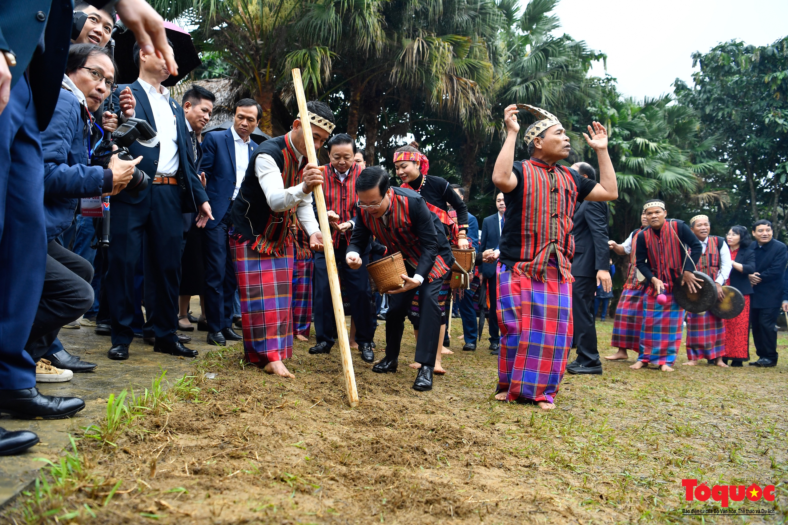 Chủ tịch nước Võ Văn Thưởng tham dự Lễ hội trỉa lúa của đồng bào dân tộc Bru-Vân Kiều - Ảnh 8.