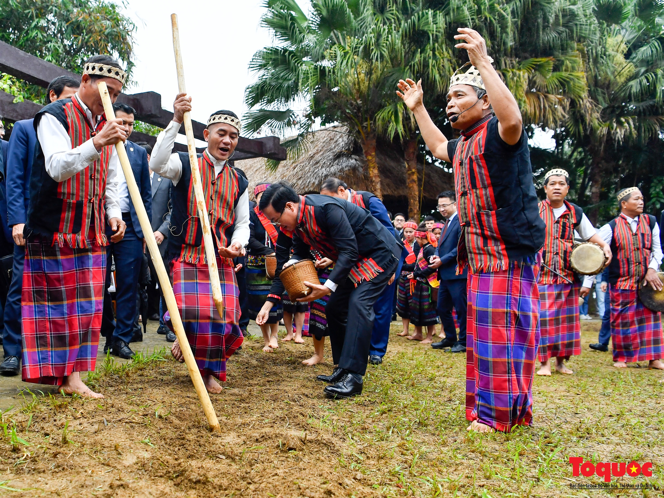 Chủ tịch nước Võ Văn Thưởng tham dự Lễ hội trỉa lúa của đồng bào dân tộc Bru-Vân Kiều - Ảnh 9.