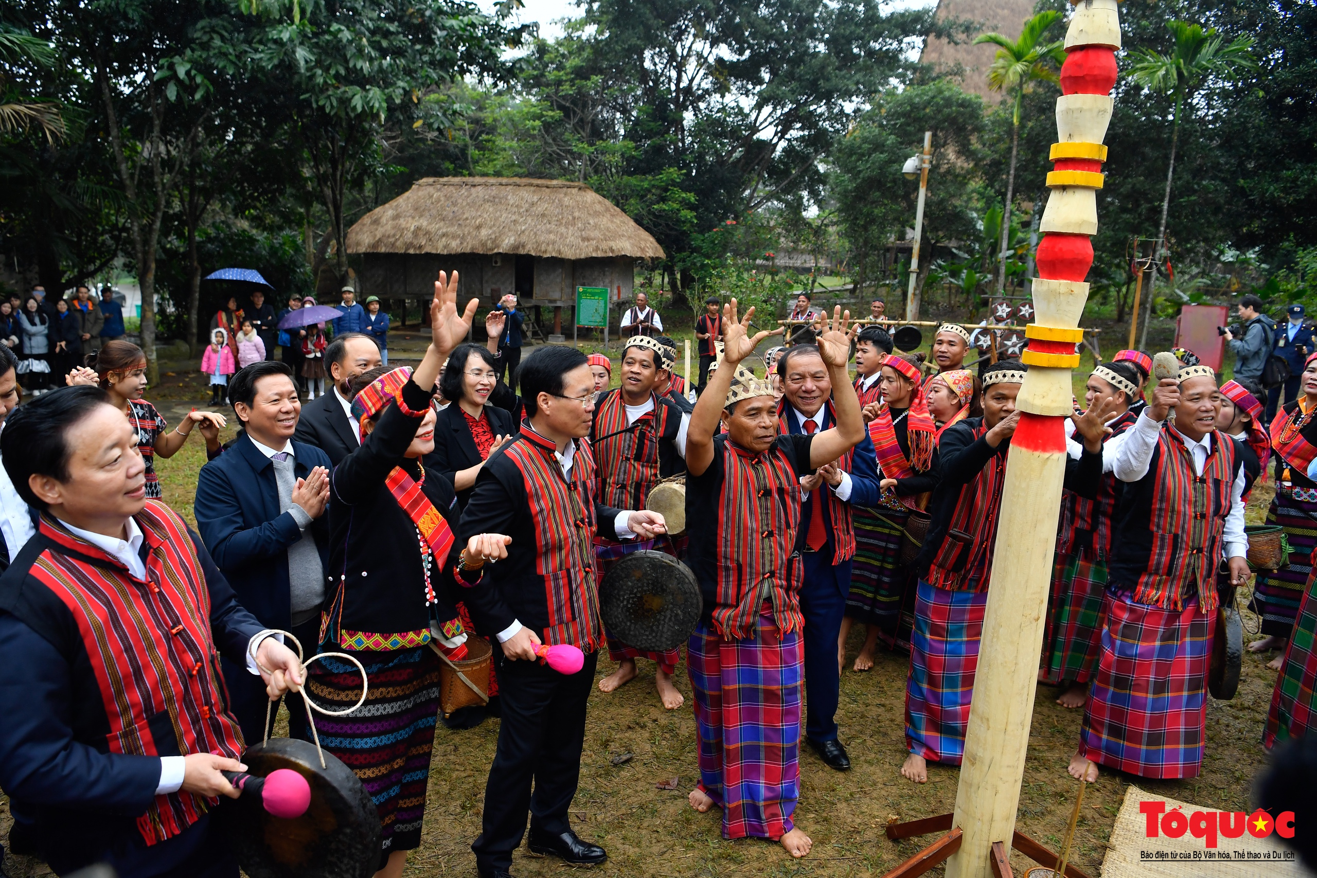 Chủ tịch nước Võ Văn Thưởng tham dự Lễ hội trỉa lúa của đồng bào dân tộc Bru-Vân Kiều - Ảnh 12.