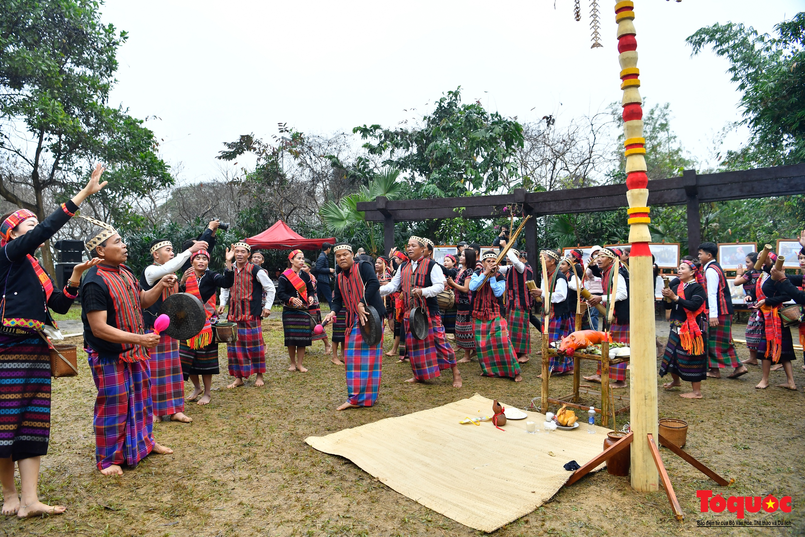 Chủ tịch nước Võ Văn Thưởng tham dự Lễ hội trỉa lúa của đồng bào dân tộc Bru-Vân Kiều - Ảnh 13.