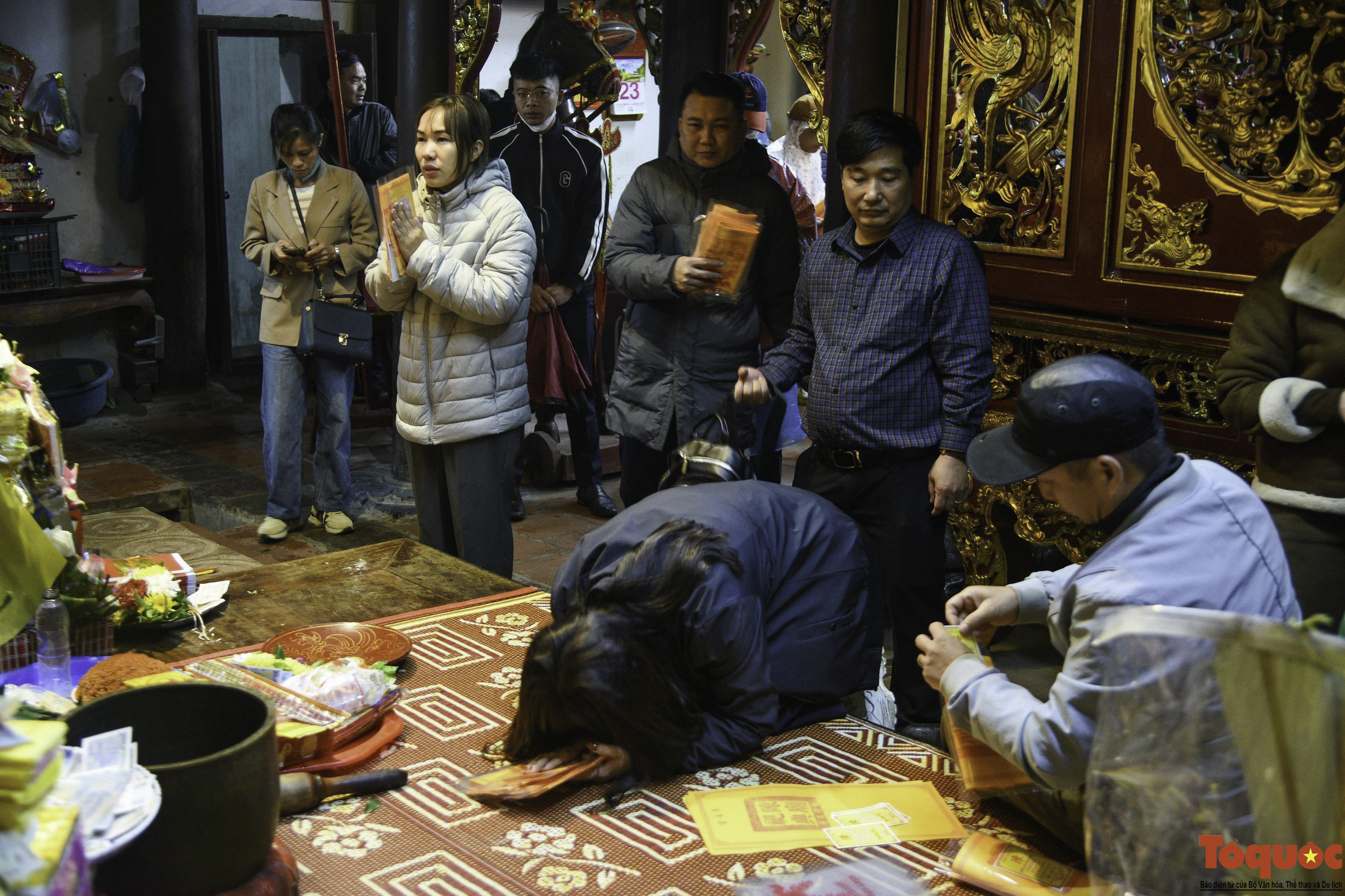 Hàng ngàn du khách đội mưa xuyên đêm về dự lễ khai ấn đền Trần - Ảnh 15.