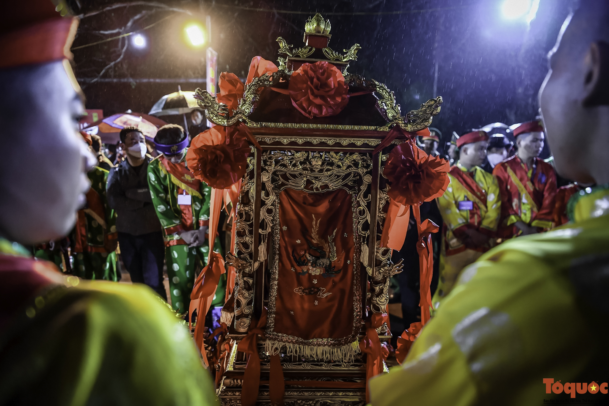 Hàng ngàn du khách đội mưa xuyên đêm về dự lễ khai ấn đền Trần - Ảnh 3.