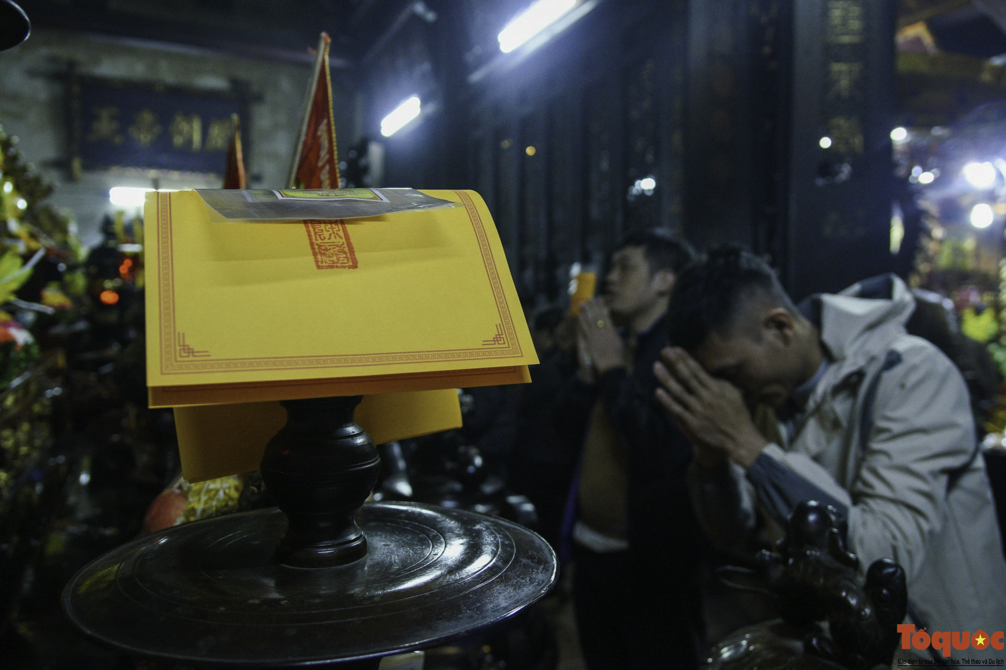 Hàng ngàn du khách đội mưa xuyên đêm về dự lễ khai ấn đền Trần - Ảnh 14.