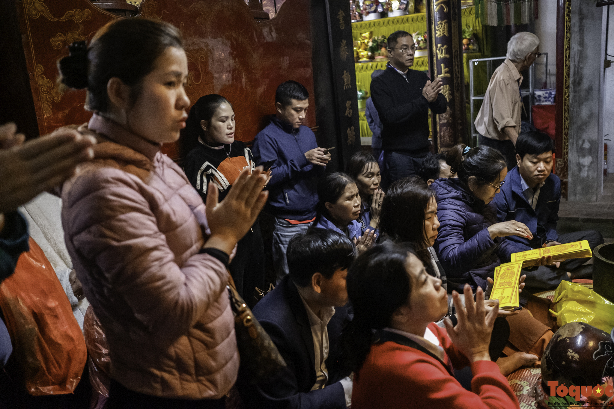 Hàng ngàn du khách đội mưa xuyên đêm về dự lễ khai ấn đền Trần - Ảnh 8.