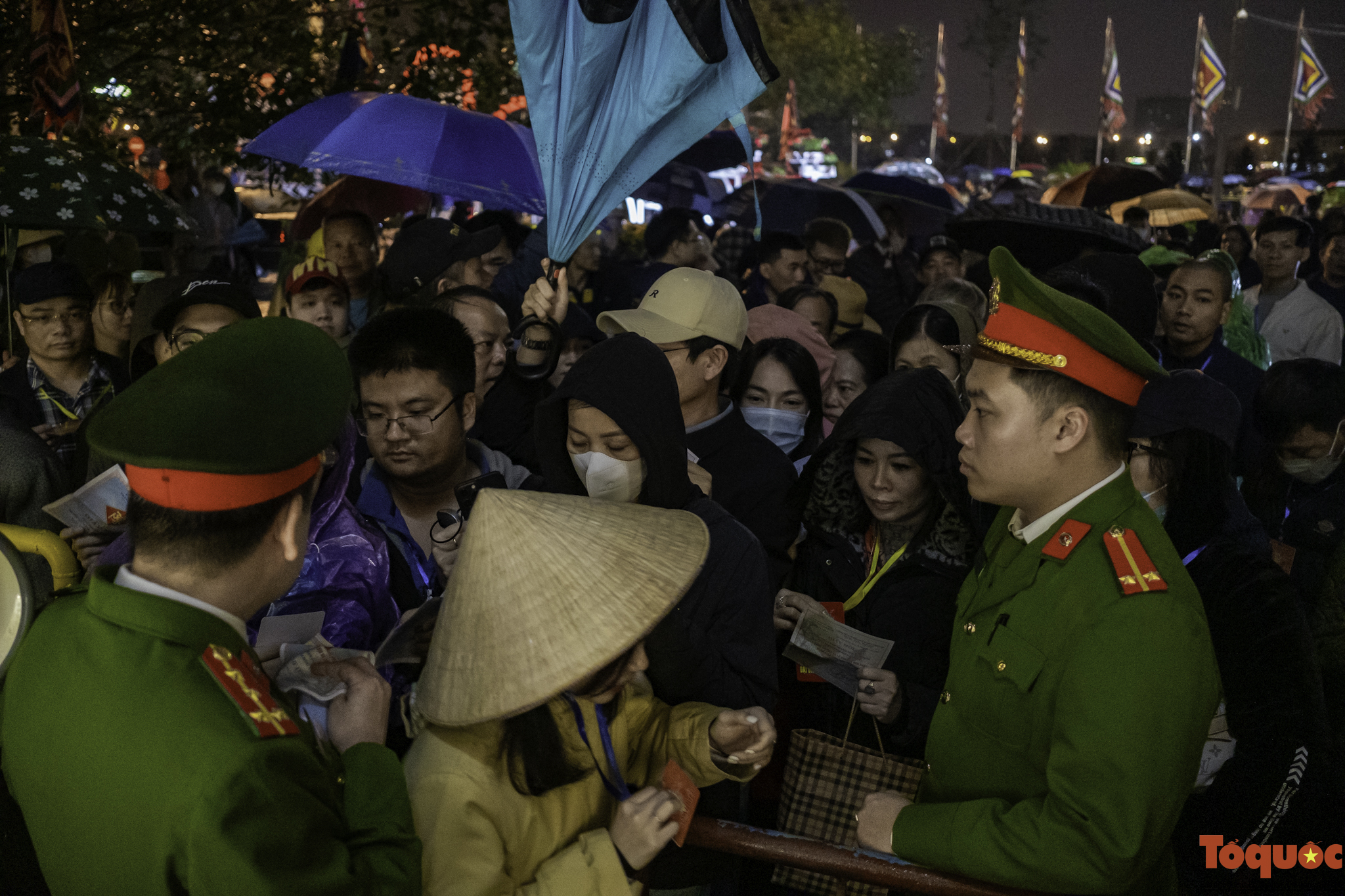 Hàng ngàn du khách đội mưa xuyên đêm về dự lễ khai ấn đền Trần - Ảnh 4.
