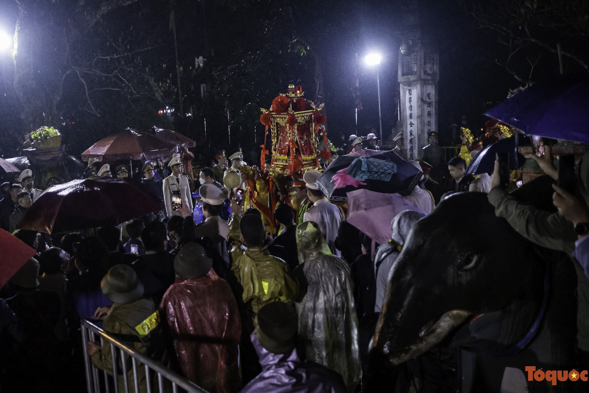 Hàng ngàn du khách đội mưa xuyên đêm về dự lễ khai ấn đền Trần - Ảnh 1.