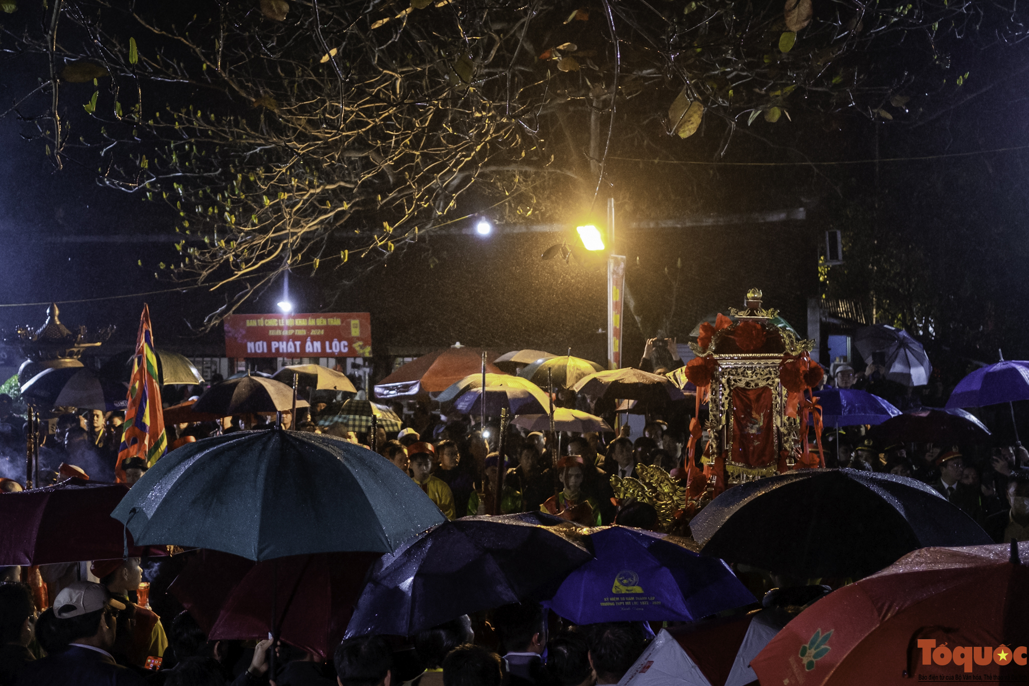 Hàng ngàn du khách đội mưa xuyên đêm về dự lễ khai ấn đền Trần - Ảnh 2.