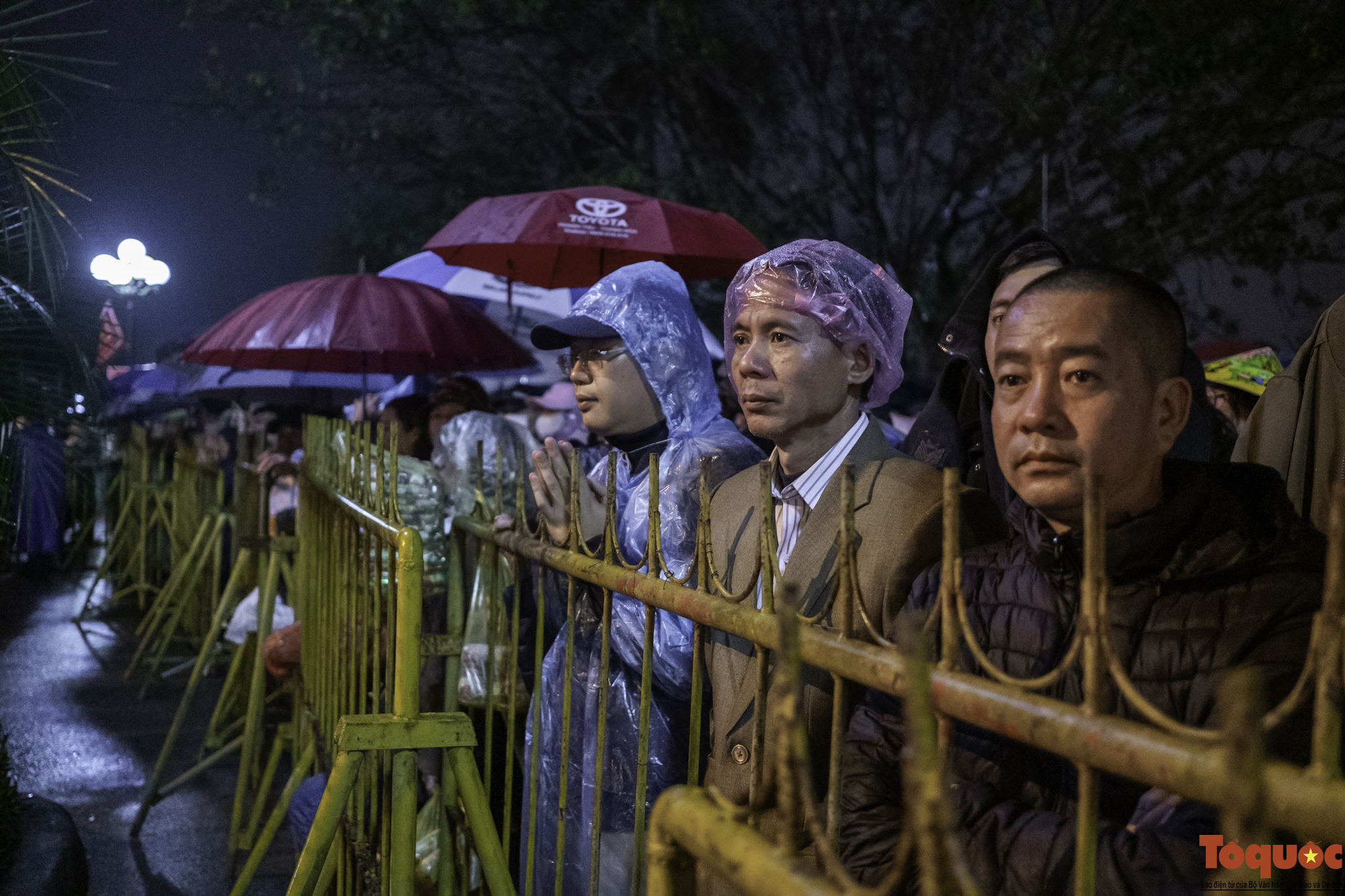 Hàng ngàn du khách đội mưa xuyên đêm về dự lễ khai ấn đền Trần - Ảnh 6.