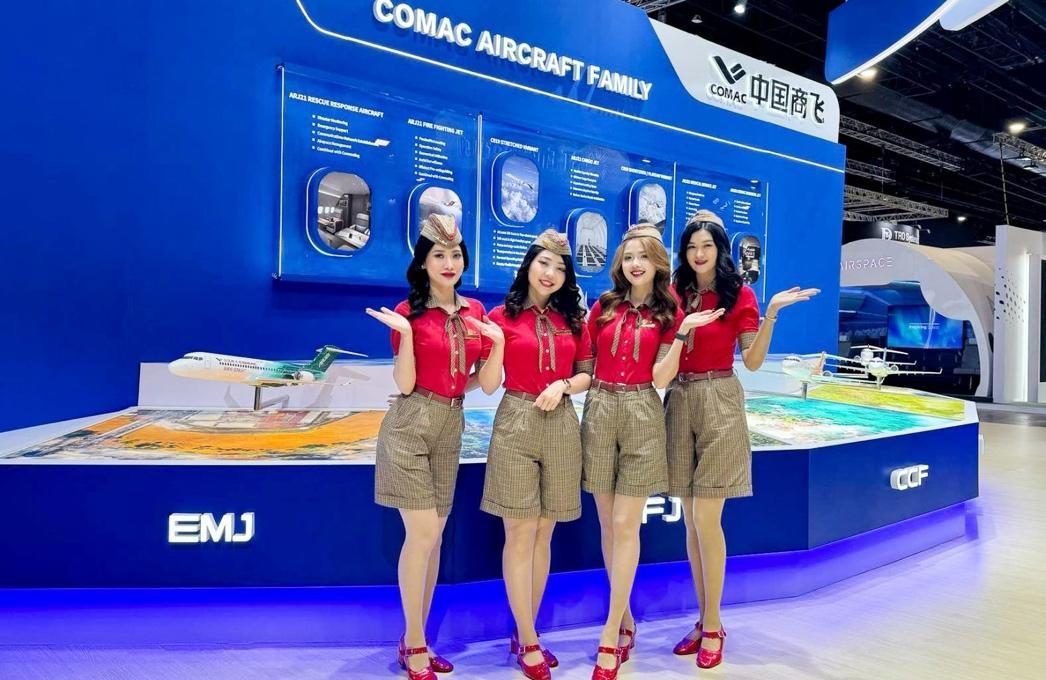 Tiếp viên hàng không Vietjet xuất hiện nổi bật tại Triển lãm hàng không lớn bậc nhất châu Á - Ảnh 1.