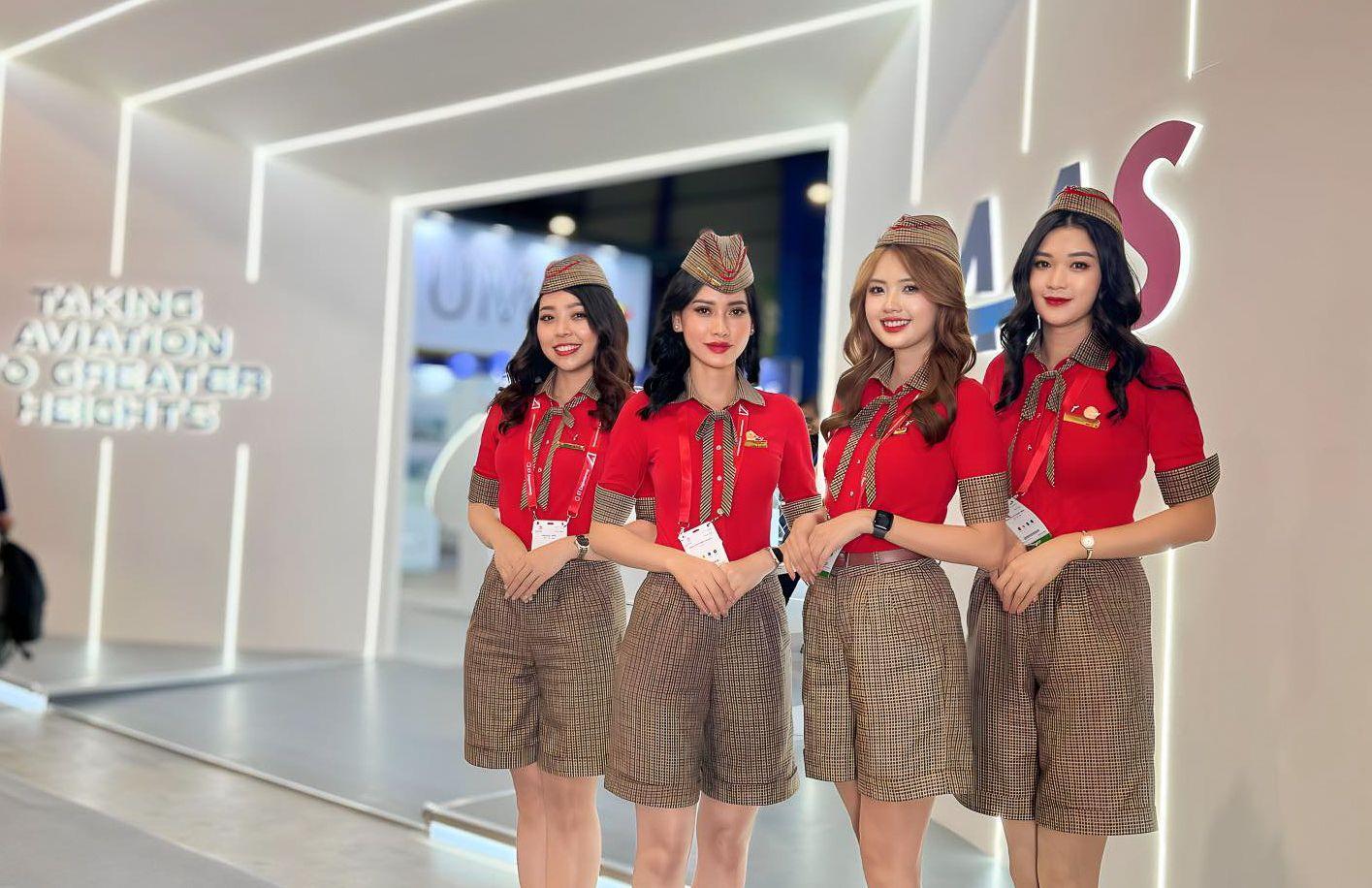 Tiếp viên hàng không Vietjet xuất hiện nổi bật tại Triển lãm hàng không lớn bậc nhất châu Á - Ảnh 7.