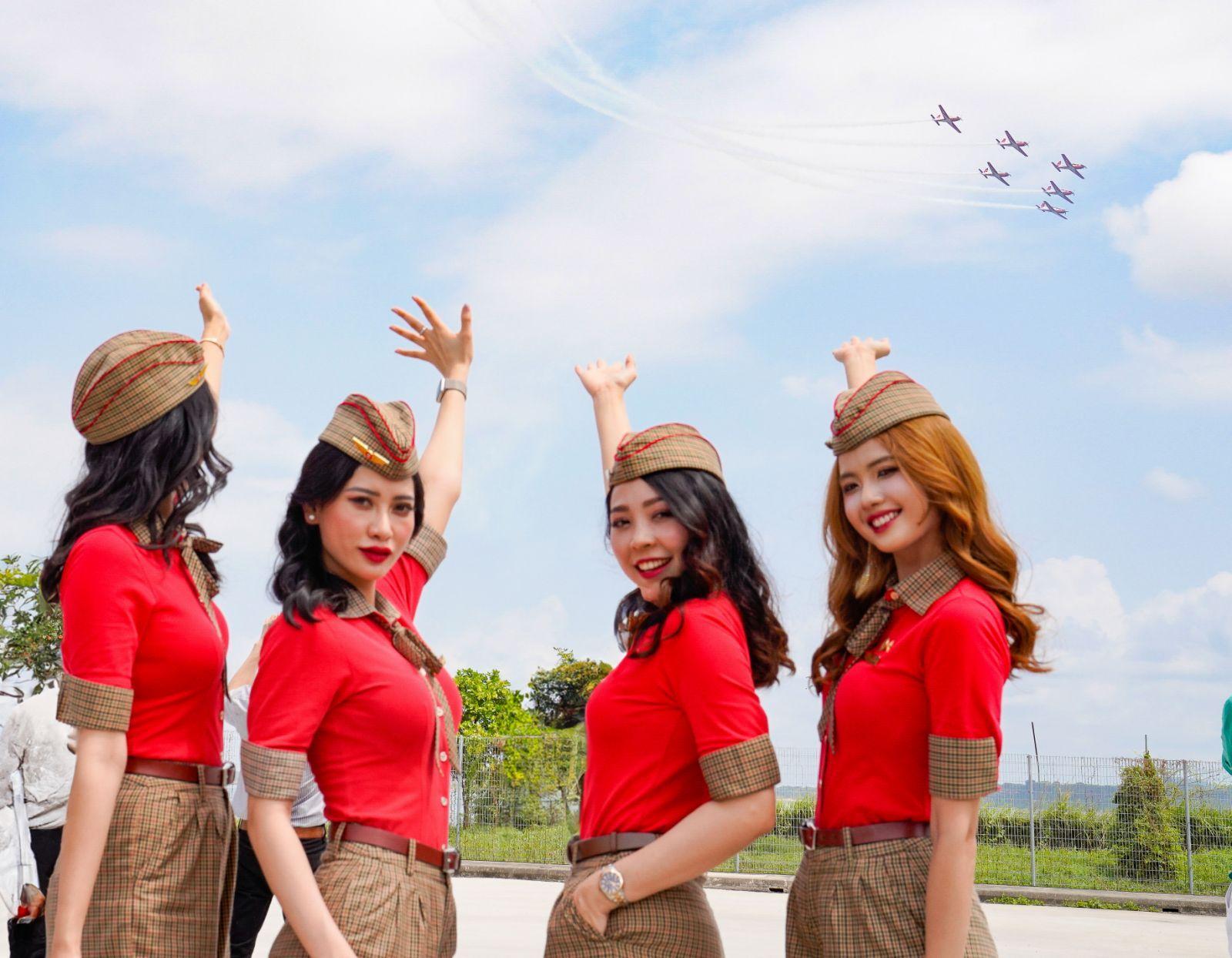 Tiếp viên hàng không Vietjet xuất hiện nổi bật tại Triển lãm hàng không lớn bậc nhất châu Á - Ảnh 8.