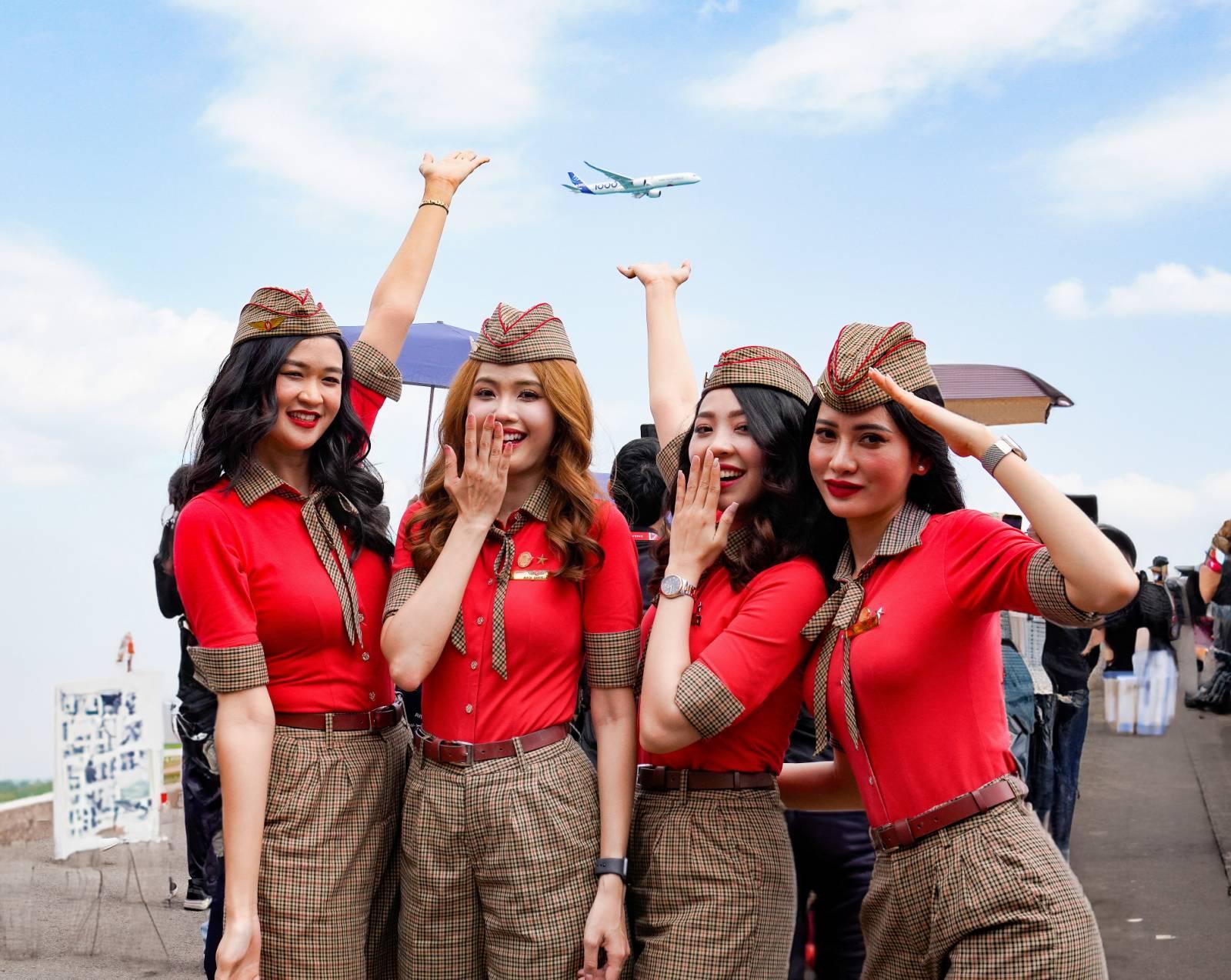 Tiếp viên hàng không Vietjet xuất hiện nổi bật tại Triển lãm hàng không lớn bậc nhất châu Á - Ảnh 10.