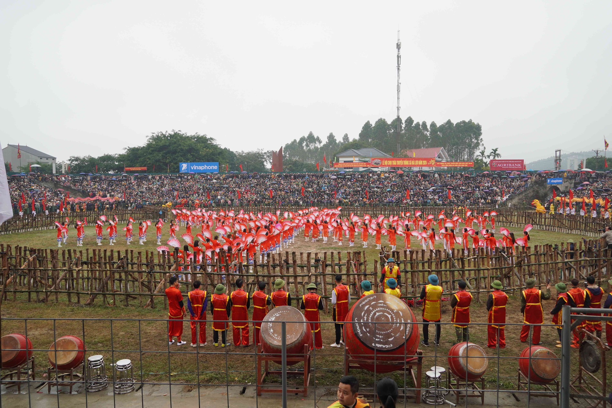 Винь Фук: Награждение победителей на Фестивале боев быков Хай Лу 2024 года - Фото 1. Vĩnh Phúc: Trao giải chiến thắng tại Lễ hội Chọi trâu Hải Lựu năm 2024  - Ảnh 1.