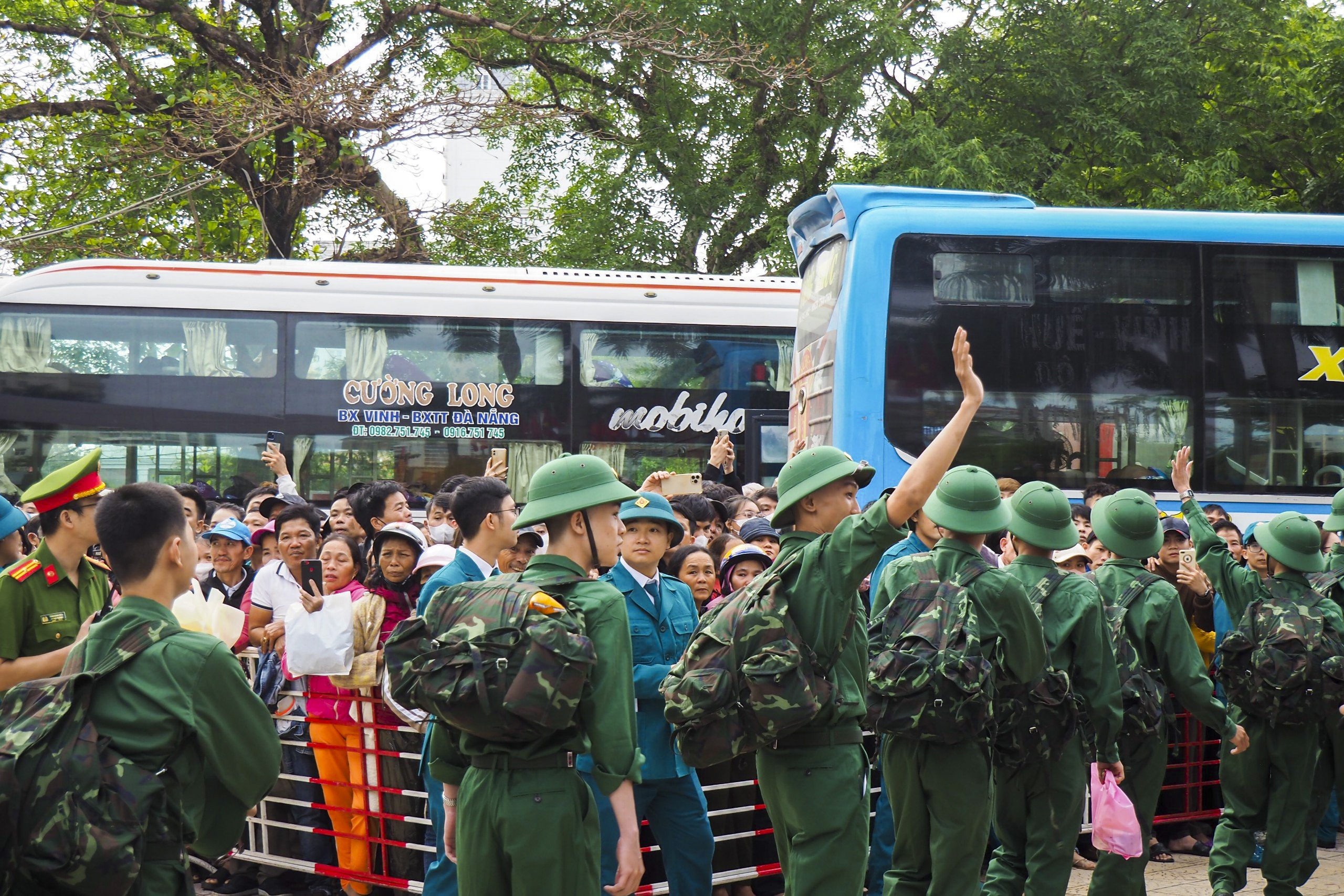 Thanh niên Thừa Thiên Huế hăng hái lên đường nhập ngũ - Ảnh 8.
