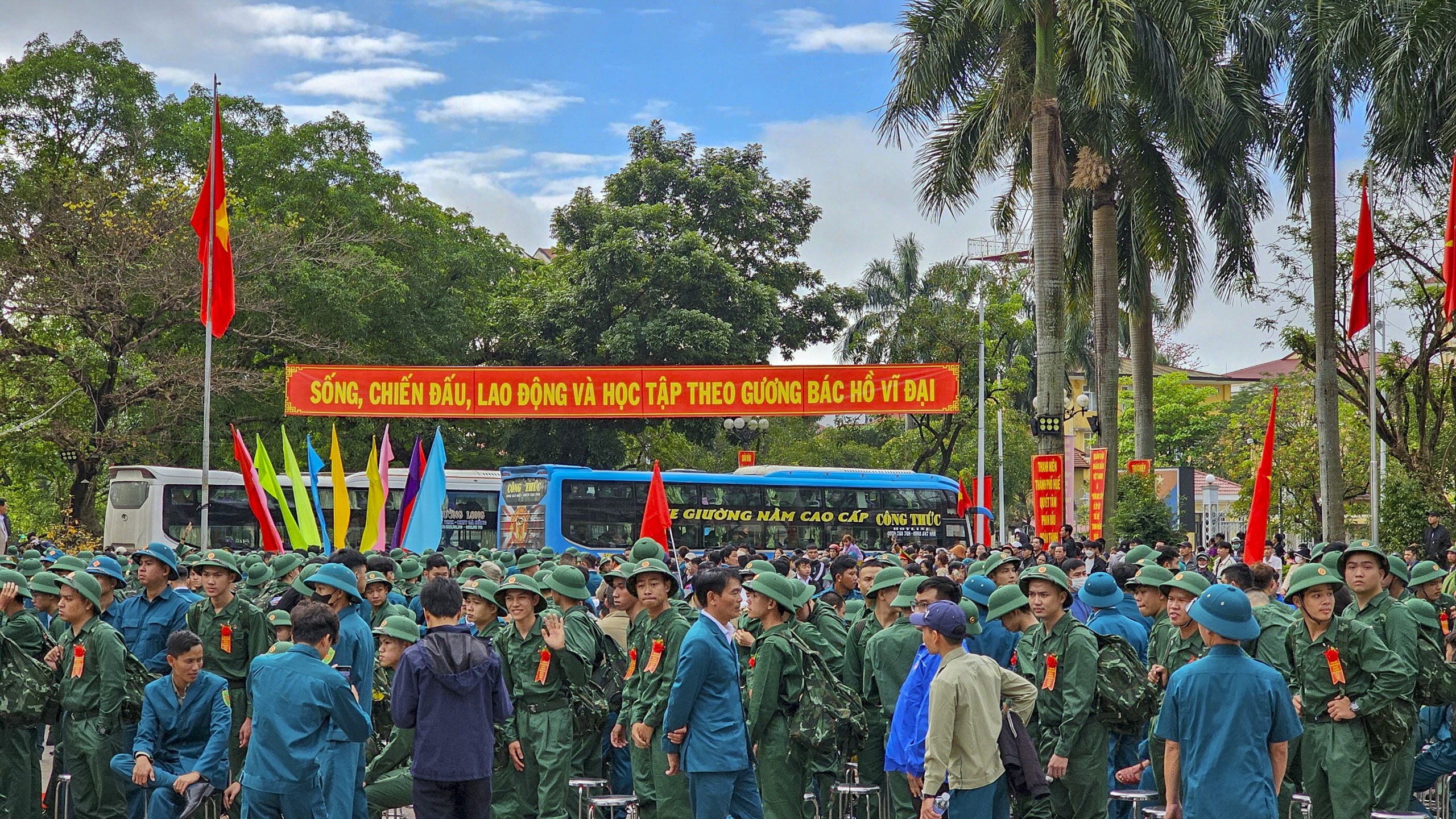 Thanh niên Thừa Thiên Huế hăng hái lên đường nhập ngũ - Ảnh 2.