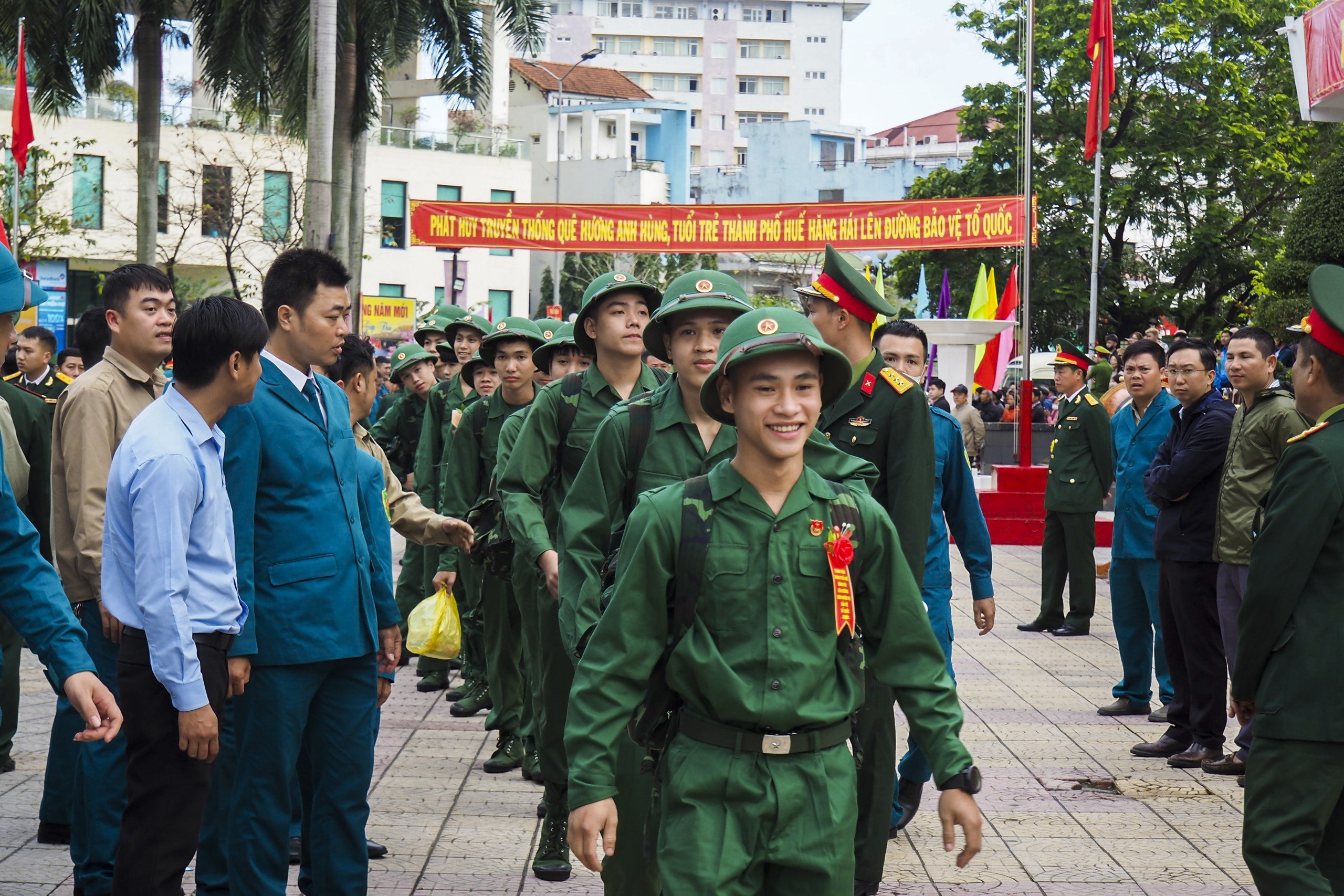 Thanh niên Thừa Thiên Huế hăng hái lên đường nhập ngũ - Ảnh 6.