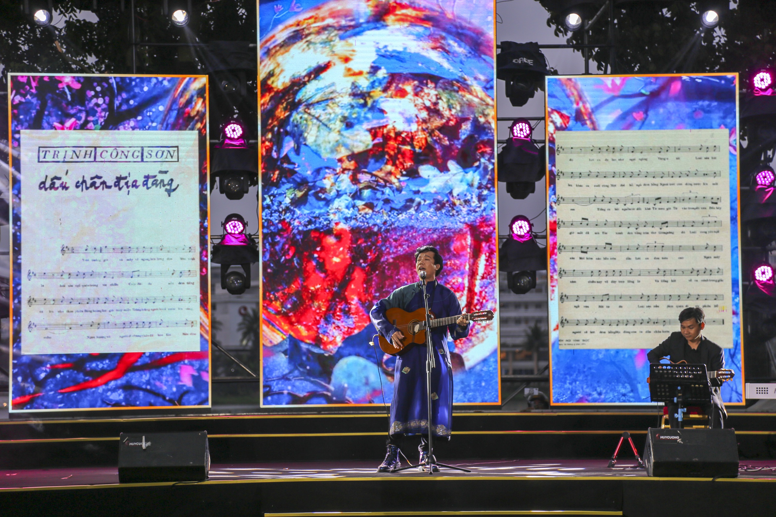 Huong Nehri'nde müzisyen Trinh Cong Son'un sanat heykelinin açılışı - Fotoğraf 9. Khánh thành tượng nghệ thuật nhạc sĩ Trịnh Công Sơn bên sông Hương - Ảnh 9.