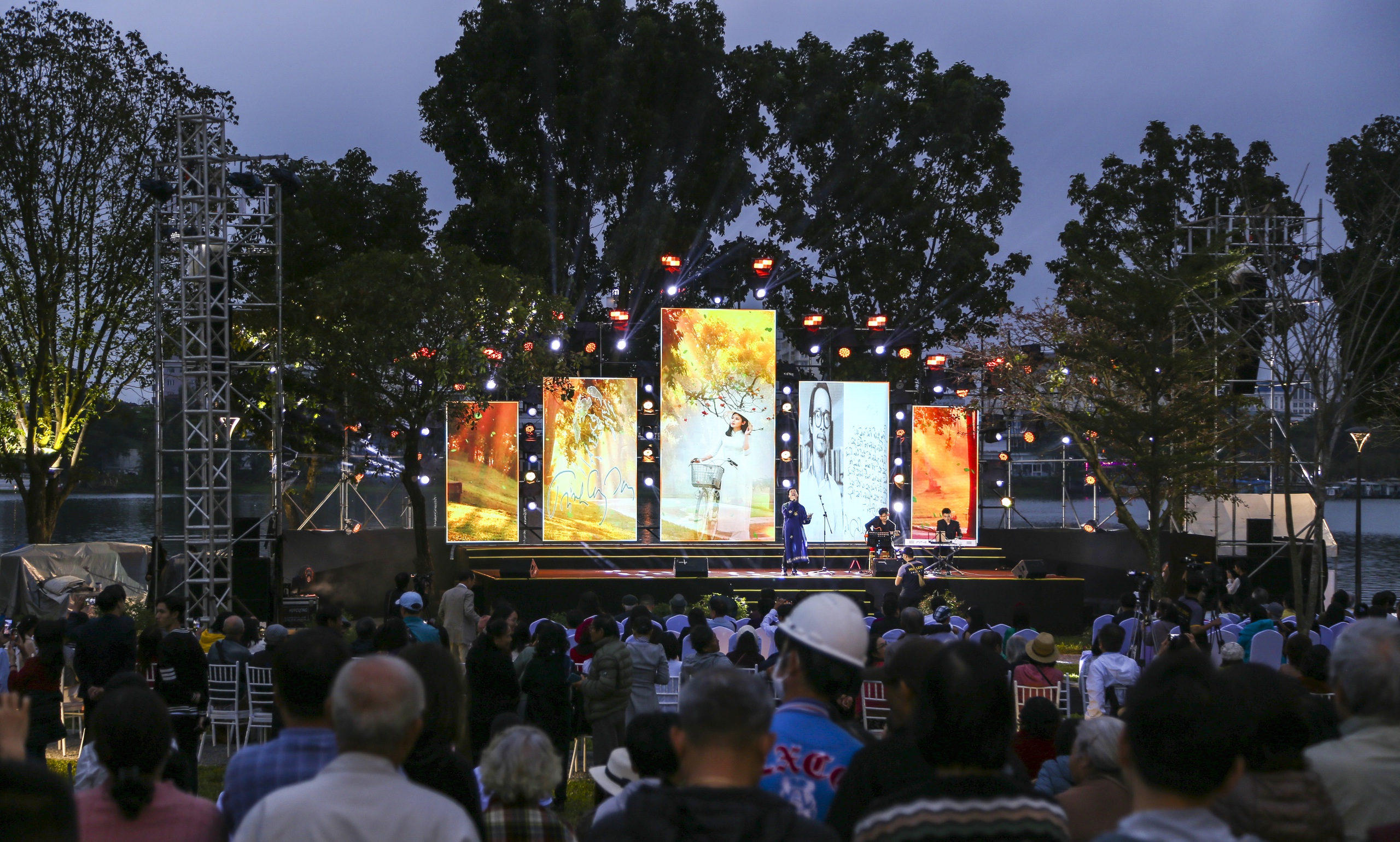 Huong Nehri'nde müzisyen Trinh Cong Son'un sanat heykelinin açılışı - Fotoğraf 7. Khánh thành tượng nghệ thuật nhạc sĩ Trịnh Công Sơn bên sông Hương - Ảnh 7.