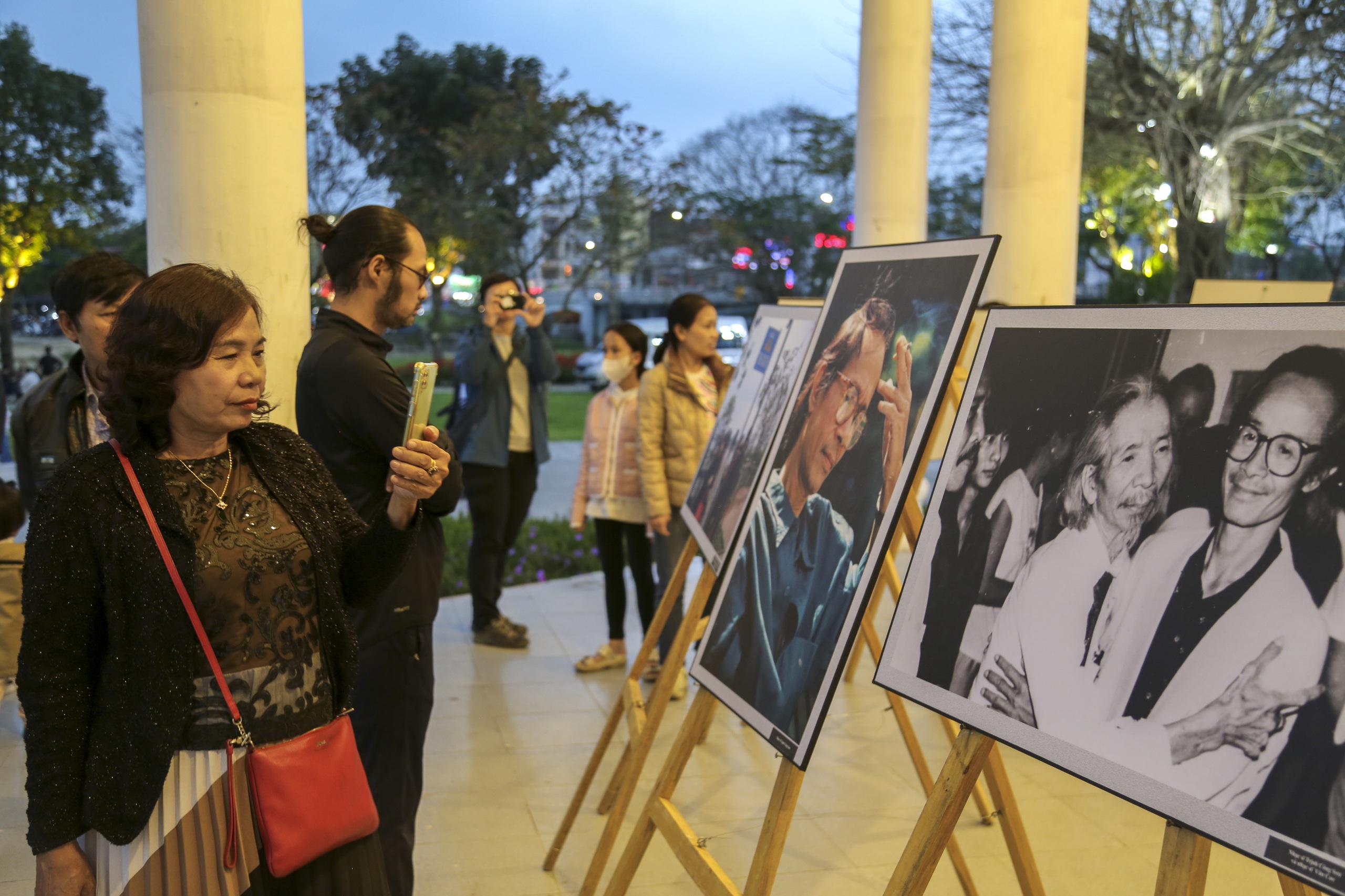 Huong Nehri'nde müzisyen Trinh Cong Son'un sanat heykelinin açılışı - Fotoğraf 10. Khánh thành tượng nghệ thuật nhạc sĩ Trịnh Công Sơn bên sông Hương - Ảnh 10.