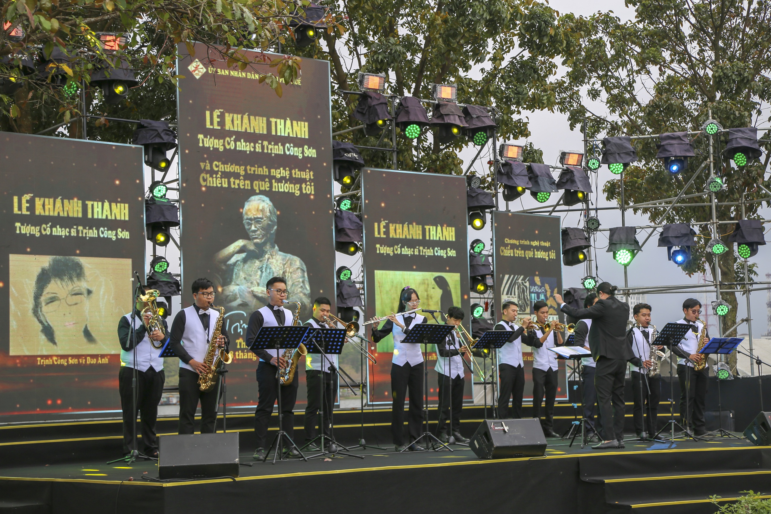 Huong Nehri'nde müzisyen Trinh Cong Son'un sanat heykelinin açılışı - Fotoğraf 3. Khánh thành tượng nghệ thuật nhạc sĩ Trịnh Công Sơn bên sông Hương - Ảnh 3.