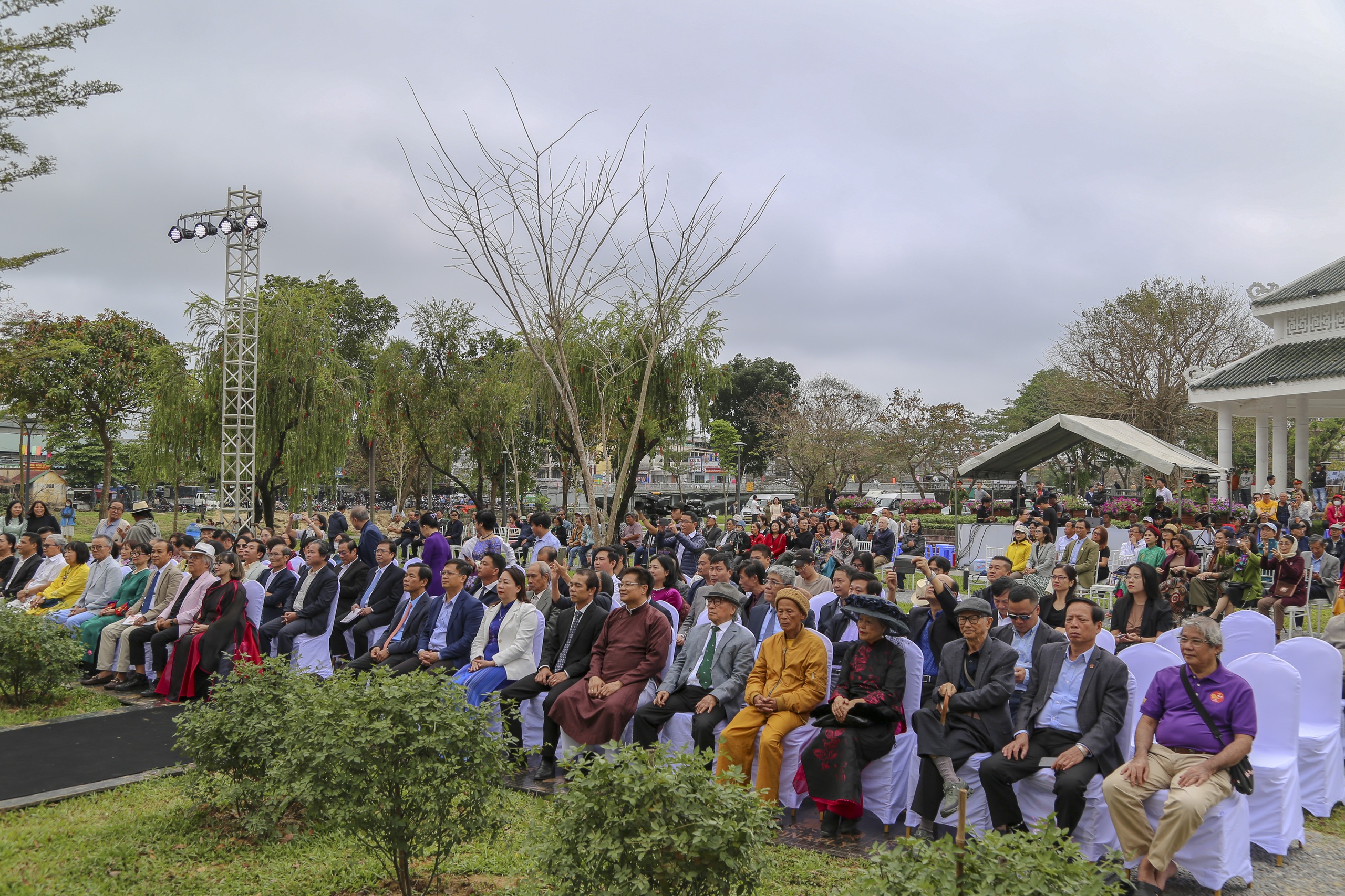 Huong Nehri'nde müzisyen Trinh Cong Son'un sanat heykelinin açılışı - Fotoğraf 4. Khánh thành tượng nghệ thuật nhạc sĩ Trịnh Công Sơn bên sông Hương - Ảnh 4.