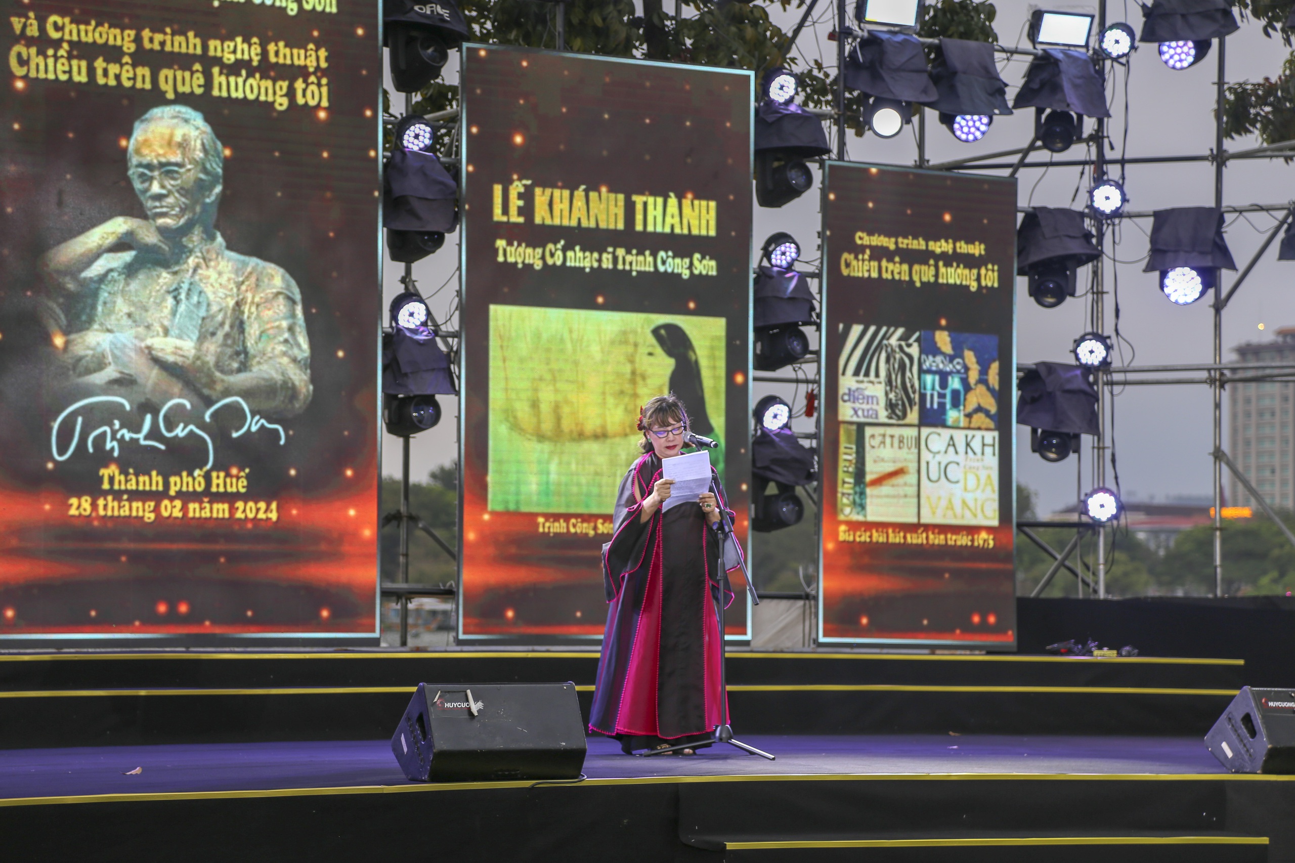 Huong Nehri'nde müzisyen Trinh Cong Son'un sanat heykelinin açılışı - Fotoğraf 6. Khánh thành tượng nghệ thuật nhạc sĩ Trịnh Công Sơn bên sông Hương - Ảnh 6.