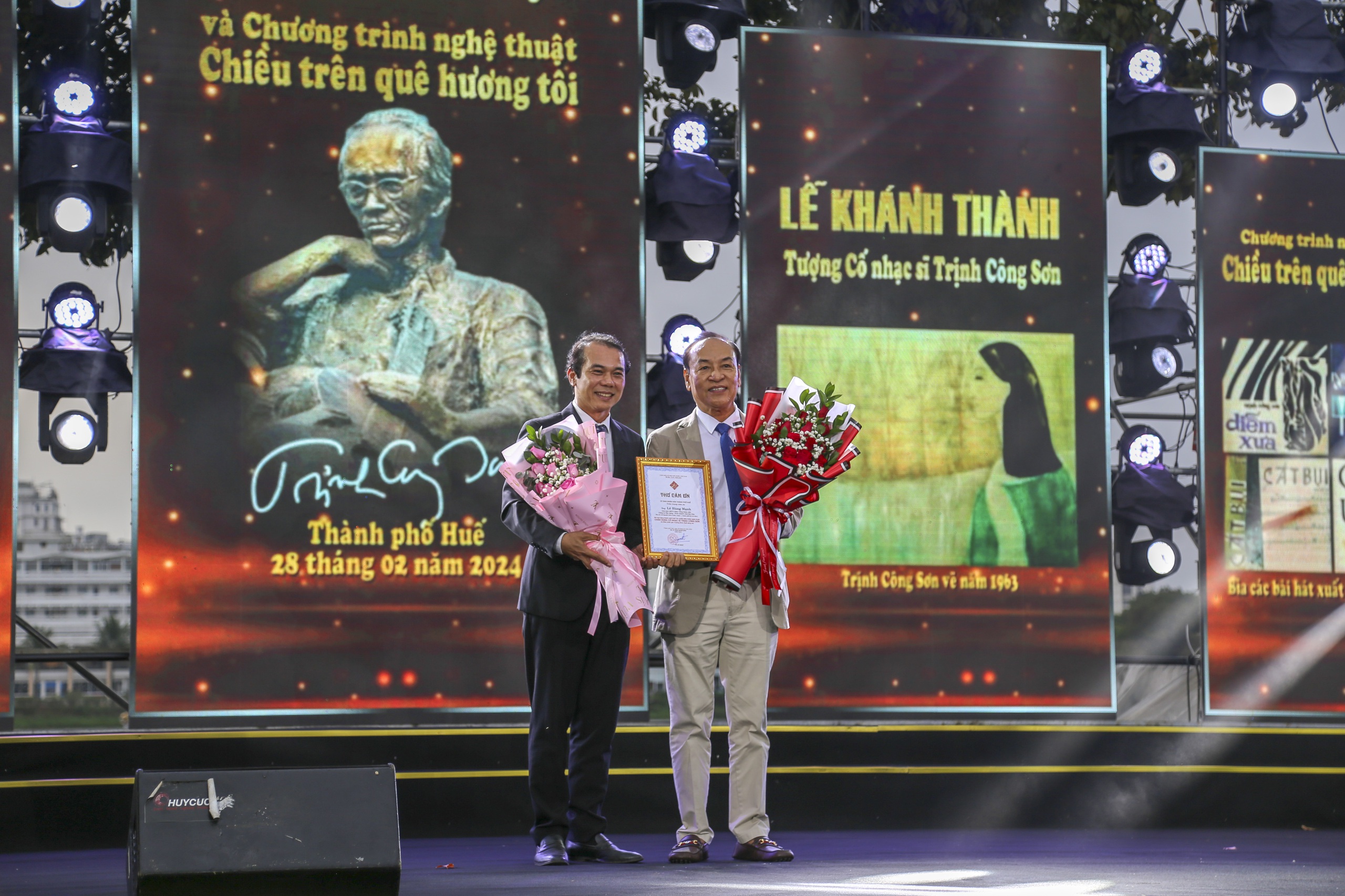 Müzisyen Trinh Cong Son'un Parfüm Nehri'ndeki sanat heykelinin açılışı - Fotoğraf 5. Khánh thành tượng nghệ thuật nhạc sĩ Trịnh Công Sơn bên sông Hương - Ảnh 5.