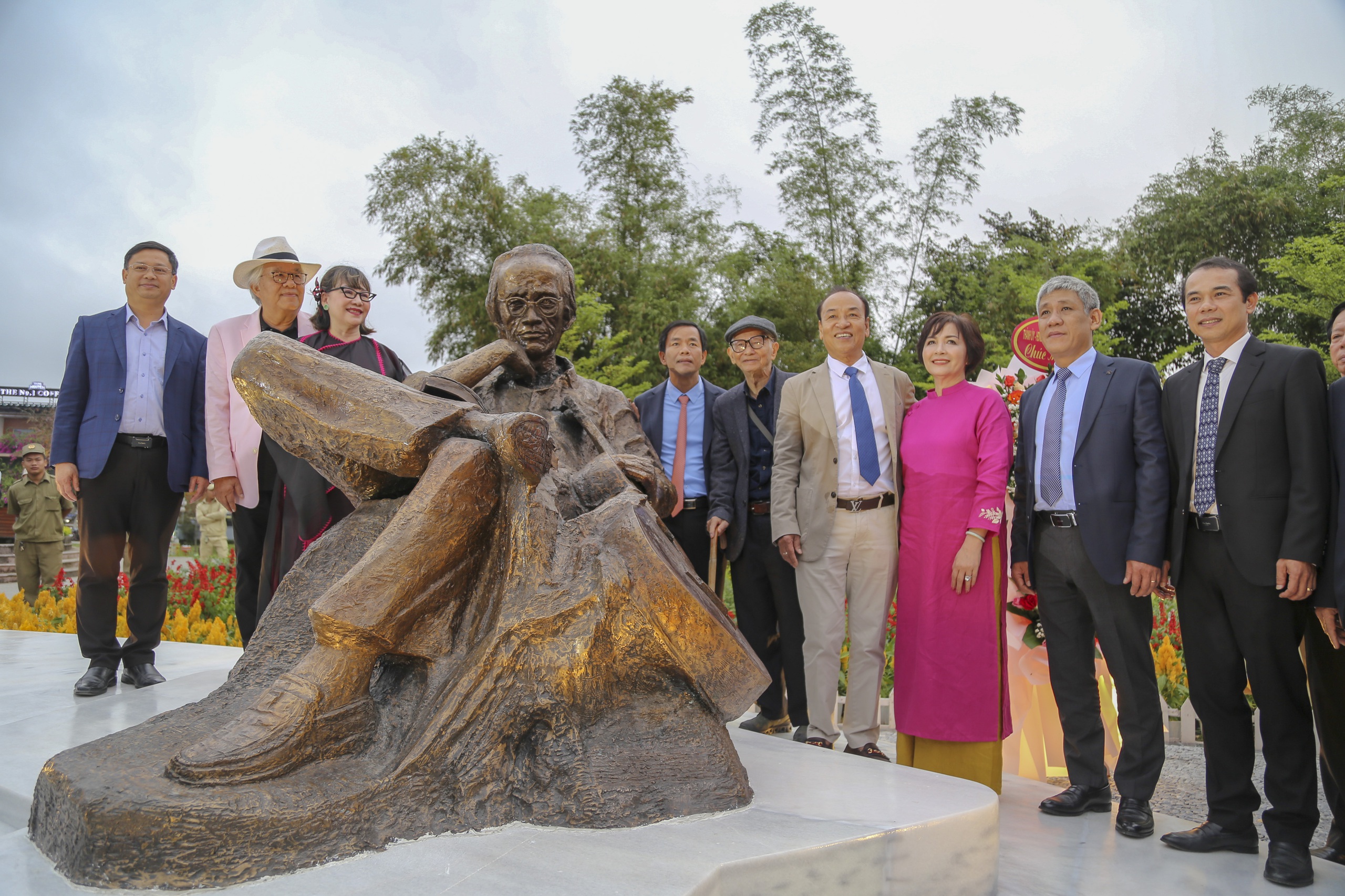 Huong Nehri'nde müzisyen Trinh Cong Son'un sanat heykelinin açılışı - Fotoğraf 1. Khánh thành tượng nghệ thuật nhạc sĩ Trịnh Công Sơn bên sông Hương - Ảnh 1.