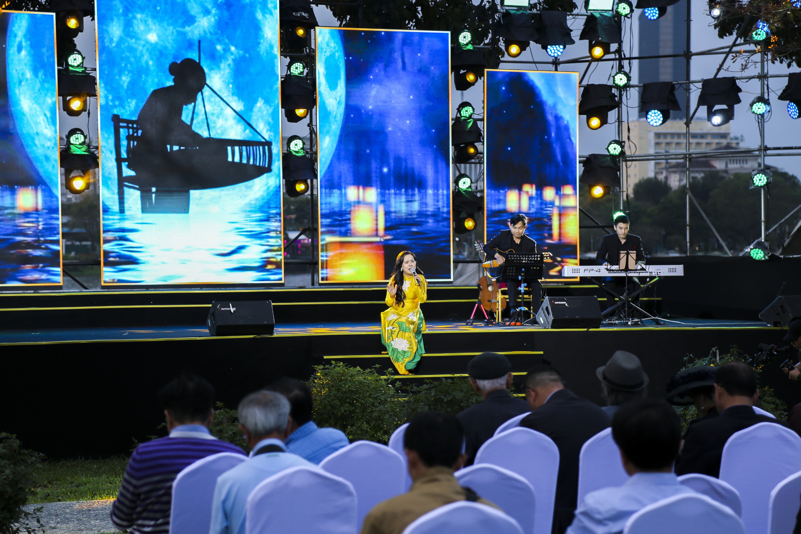 Huong Nehri'nde müzisyen Trinh Cong Son'un sanat heykelinin açılışı - Fotoğraf 8. Khánh thành tượng nghệ thuật nhạc sĩ Trịnh Công Sơn bên sông Hương - Ảnh 8.