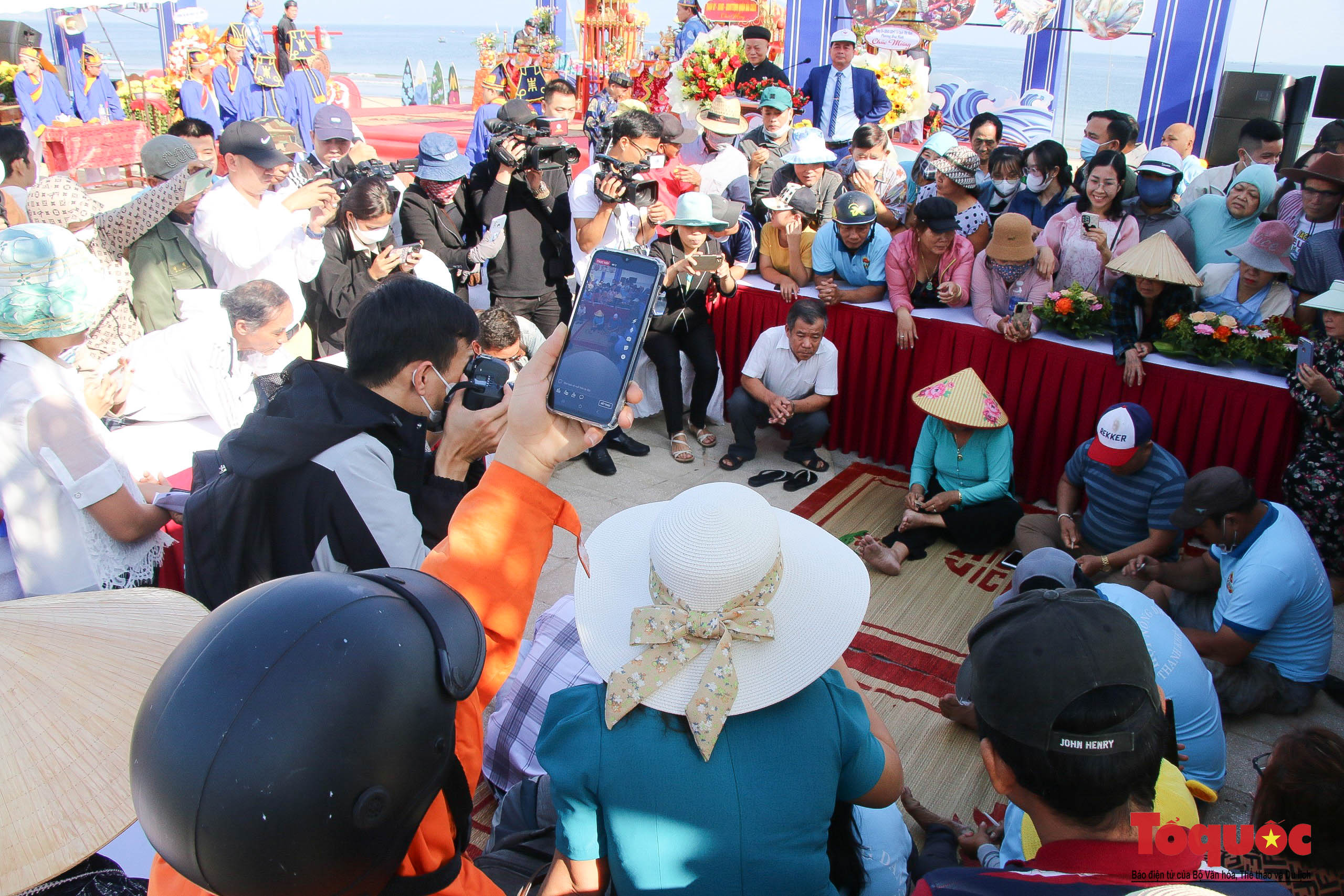 Du khách hào hứng tham gia lễ hội cầu ngư tại Đà Nẵng - Ảnh 13.