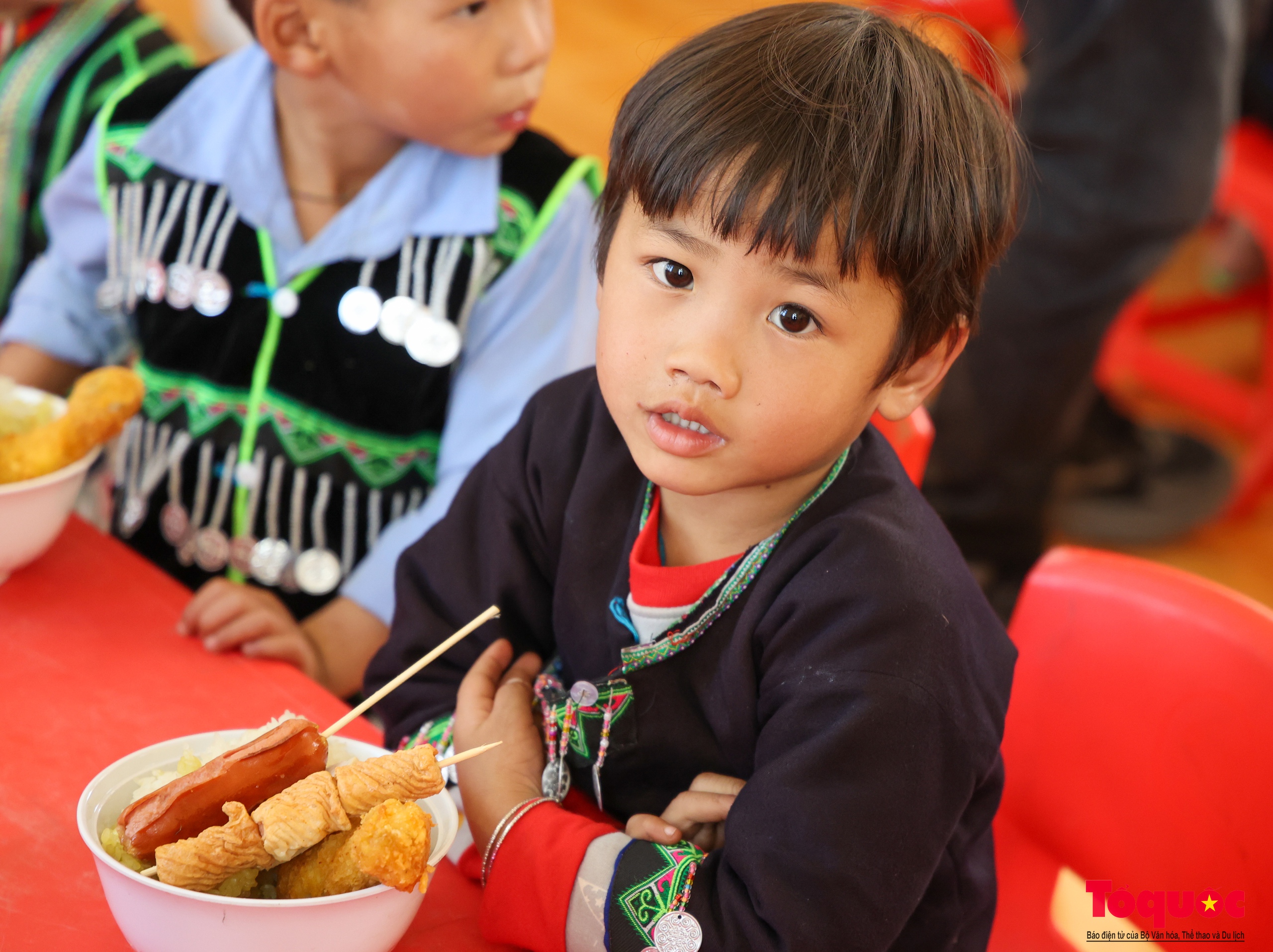 Vượt hàng trăm cây số mang bữa cơm đoàn viên đến với trẻ em vùng cao - Ảnh 15.