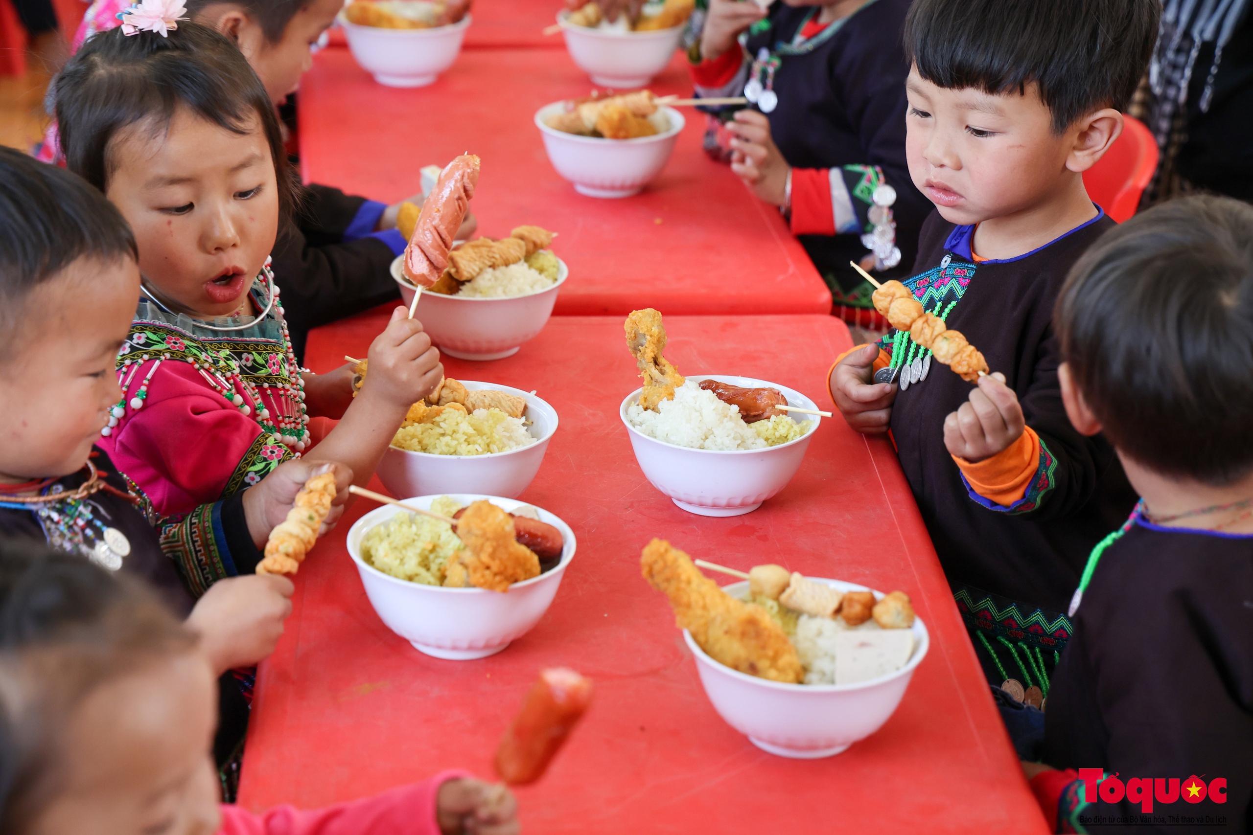 Vượt hàng trăm cây số mang bữa cơm đoàn viên đến với trẻ em vùng cao - Ảnh 25.