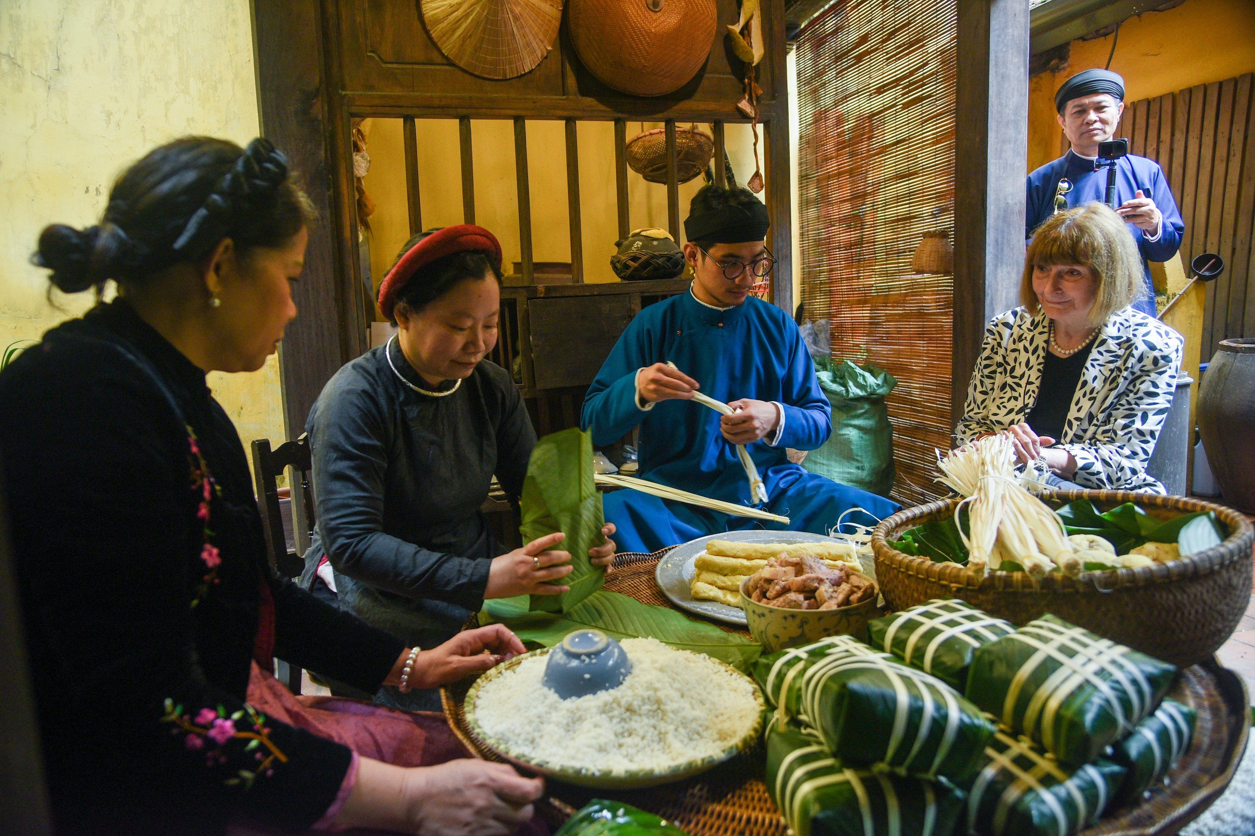 Với chủ đề &quot;Tết Việt - Tết Phố 2024&quot;, chương trình gồm nhiều hoạt động diễn ra tại các di tích, nhằm tái hiện nhiều nét văn hóa truyền thống của người dân phố cổ Hà Nội.