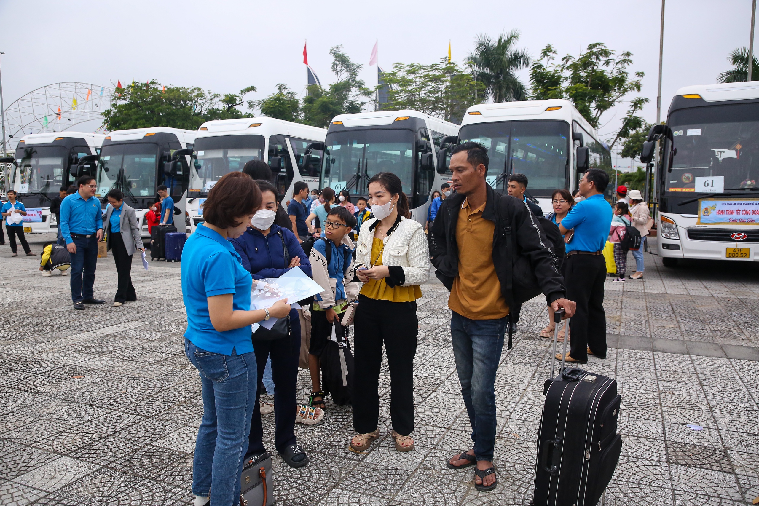 Niềm vui trên những chuyến xe 0 đồng cho hàng ngàn công nhân ở Đà Nẵng: “Tết chỉ trọn vẹn là khi được về nhà” - Ảnh 3.