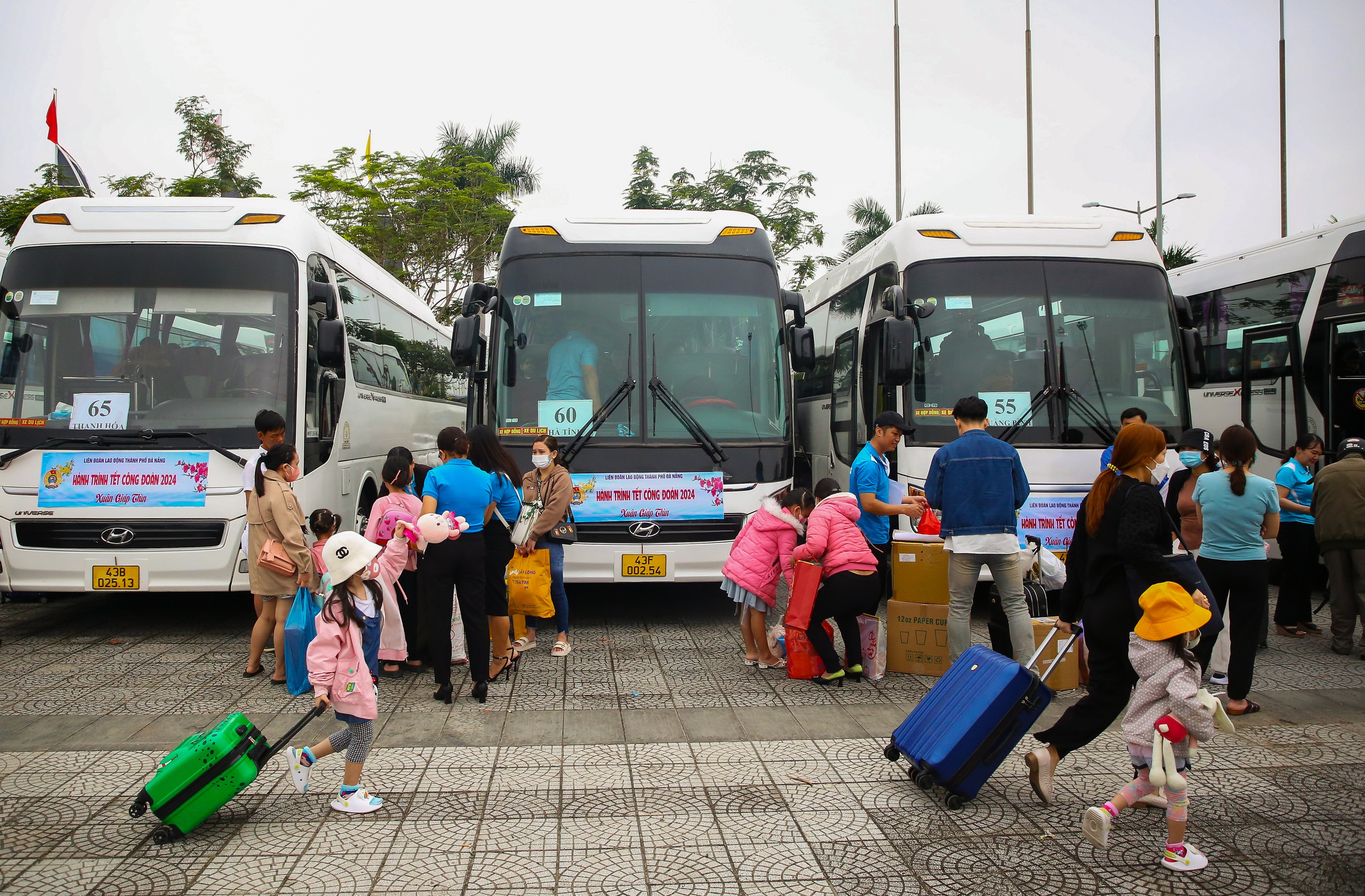 Niềm vui trên những chuyến xe 0 đồng cho hàng ngàn công nhân ở Đà Nẵng: “Tết chỉ trọn vẹn là khi được về nhà” - Ảnh 1.