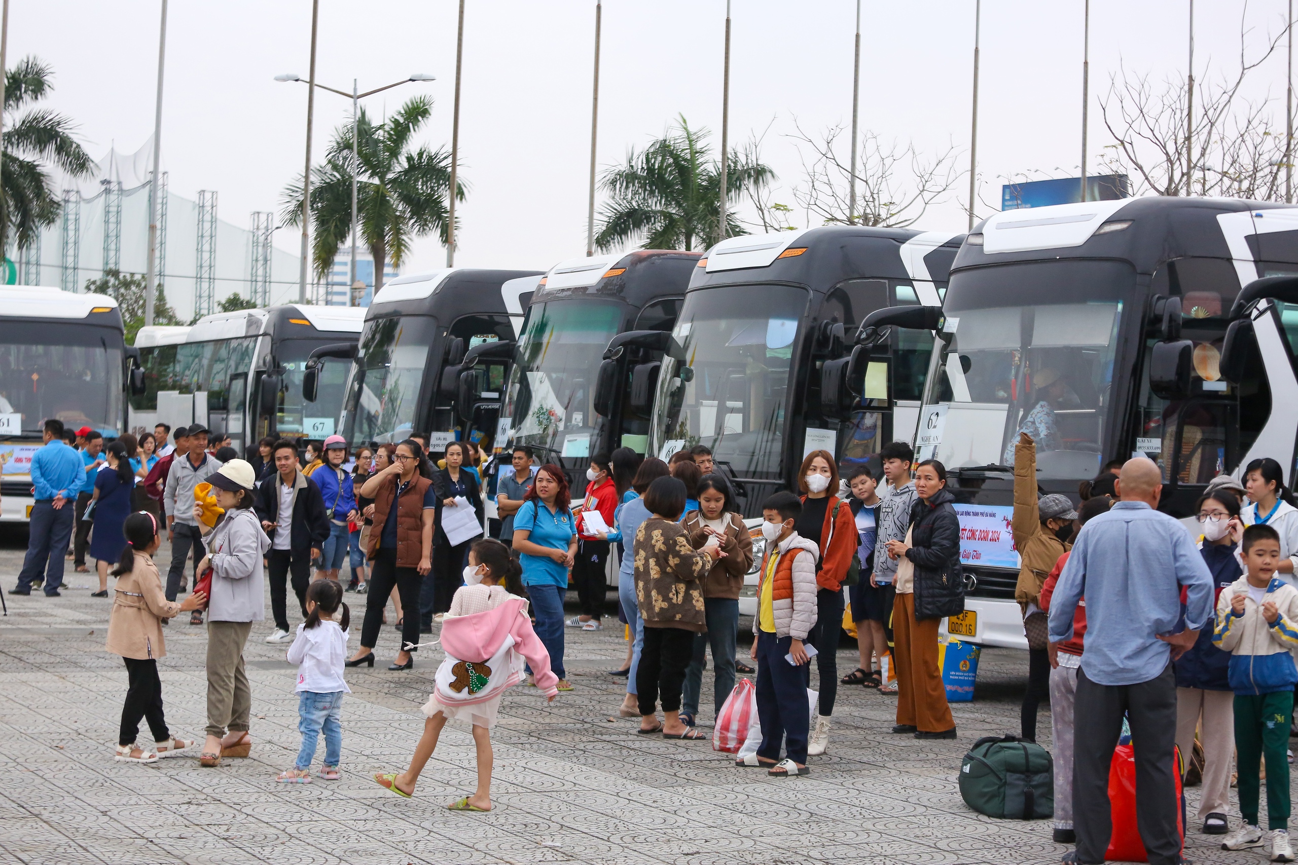 Niềm vui trên những chuyến xe 0 đồng cho hàng ngàn công nhân ở Đà Nẵng: “Tết chỉ trọn vẹn là khi được về nhà” - Ảnh 2.